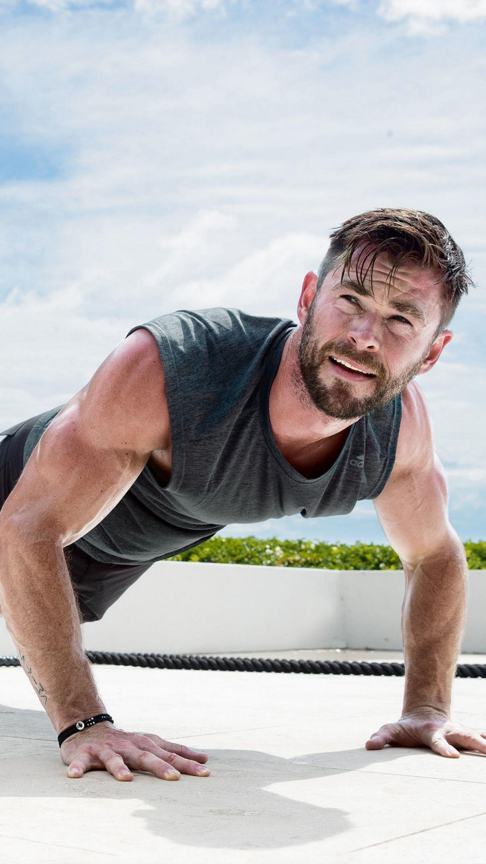 Chris Hemsworth Push-ups Wallpapers