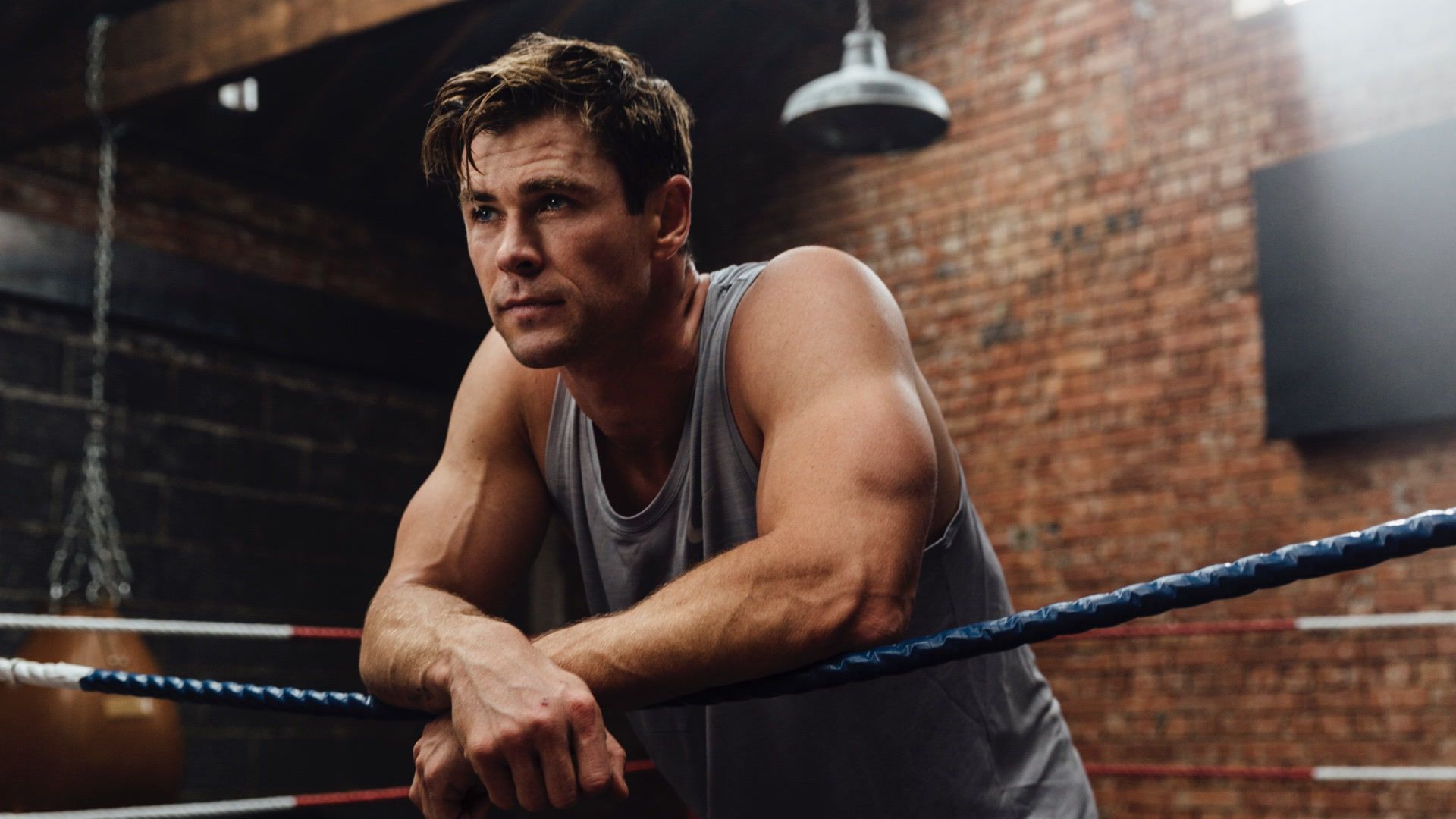 Chris Hemsworth Push-ups Wallpapers