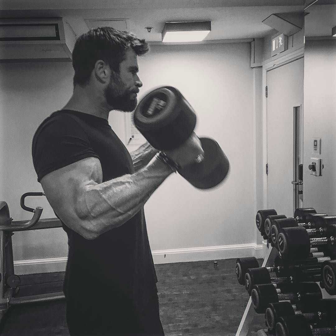 Chris Hemsworth Push-ups Wallpapers