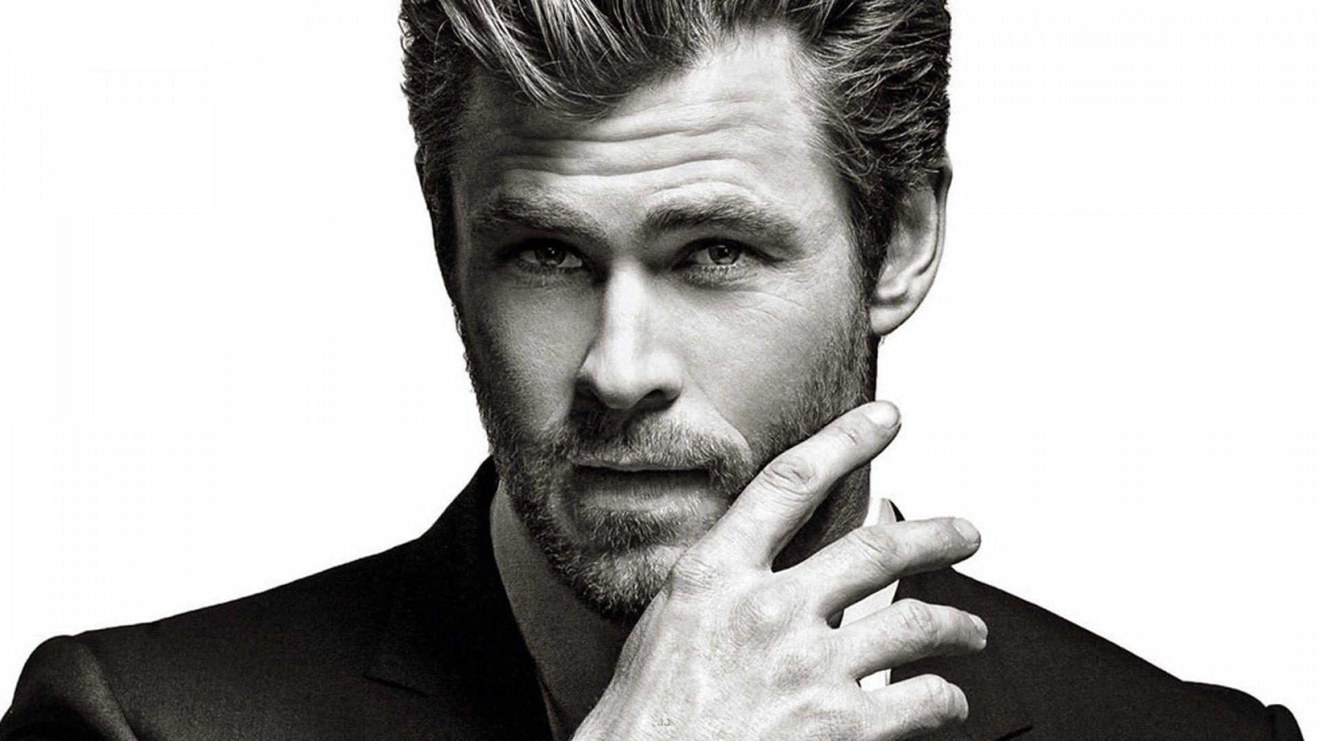 Chris Hemsworth Push-ups Wallpapers