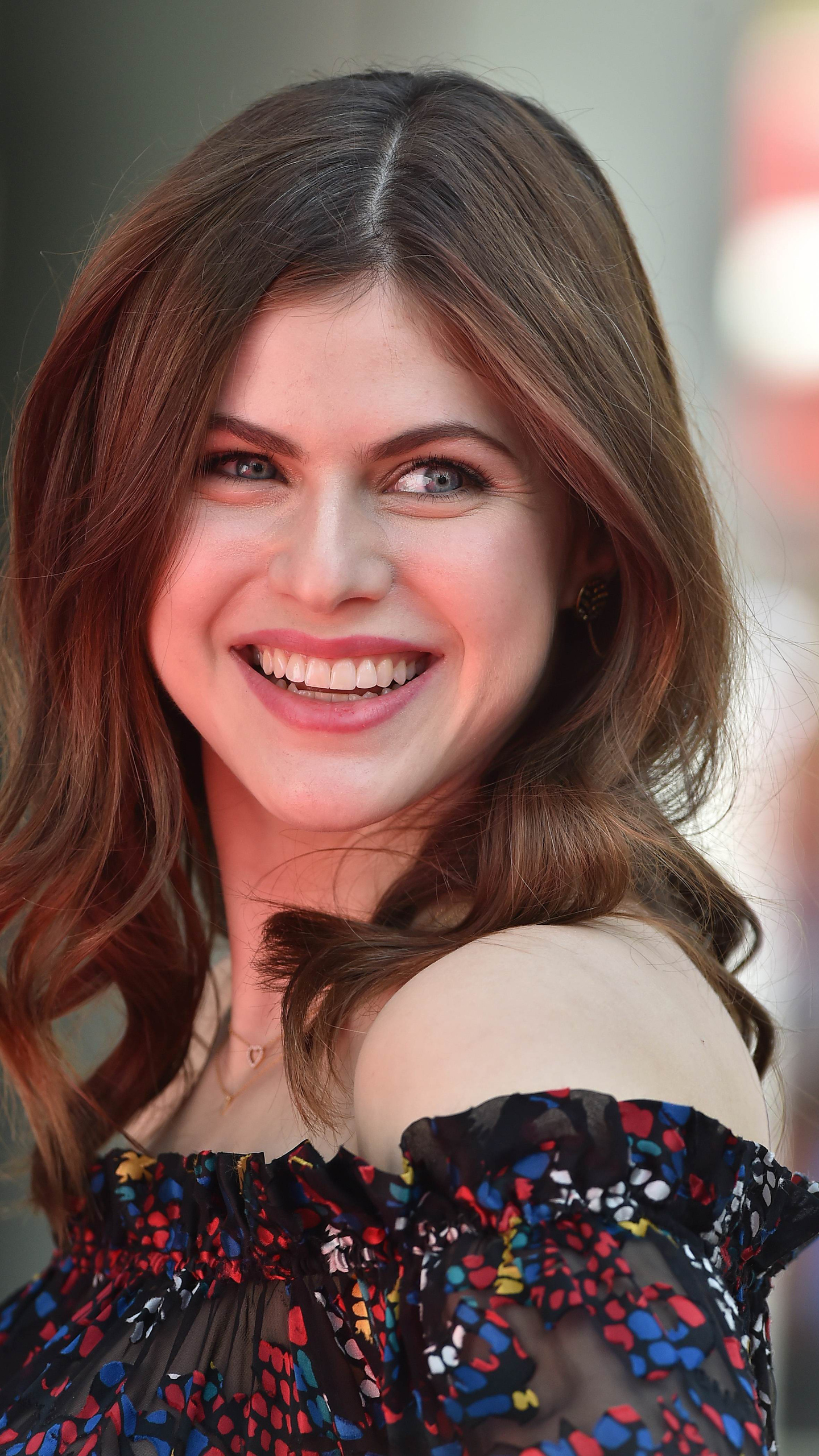 Cute Alexandra Daddario Smiling Wallpapers