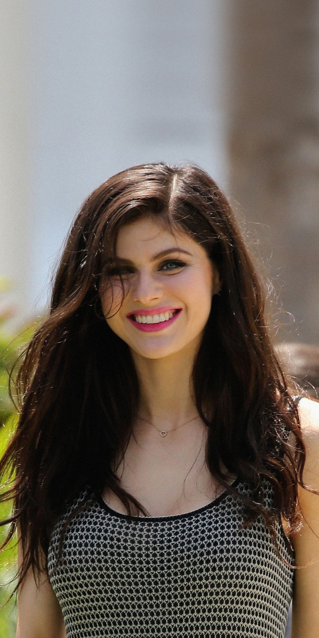 Cute Alexandra Daddario Smiling Wallpapers