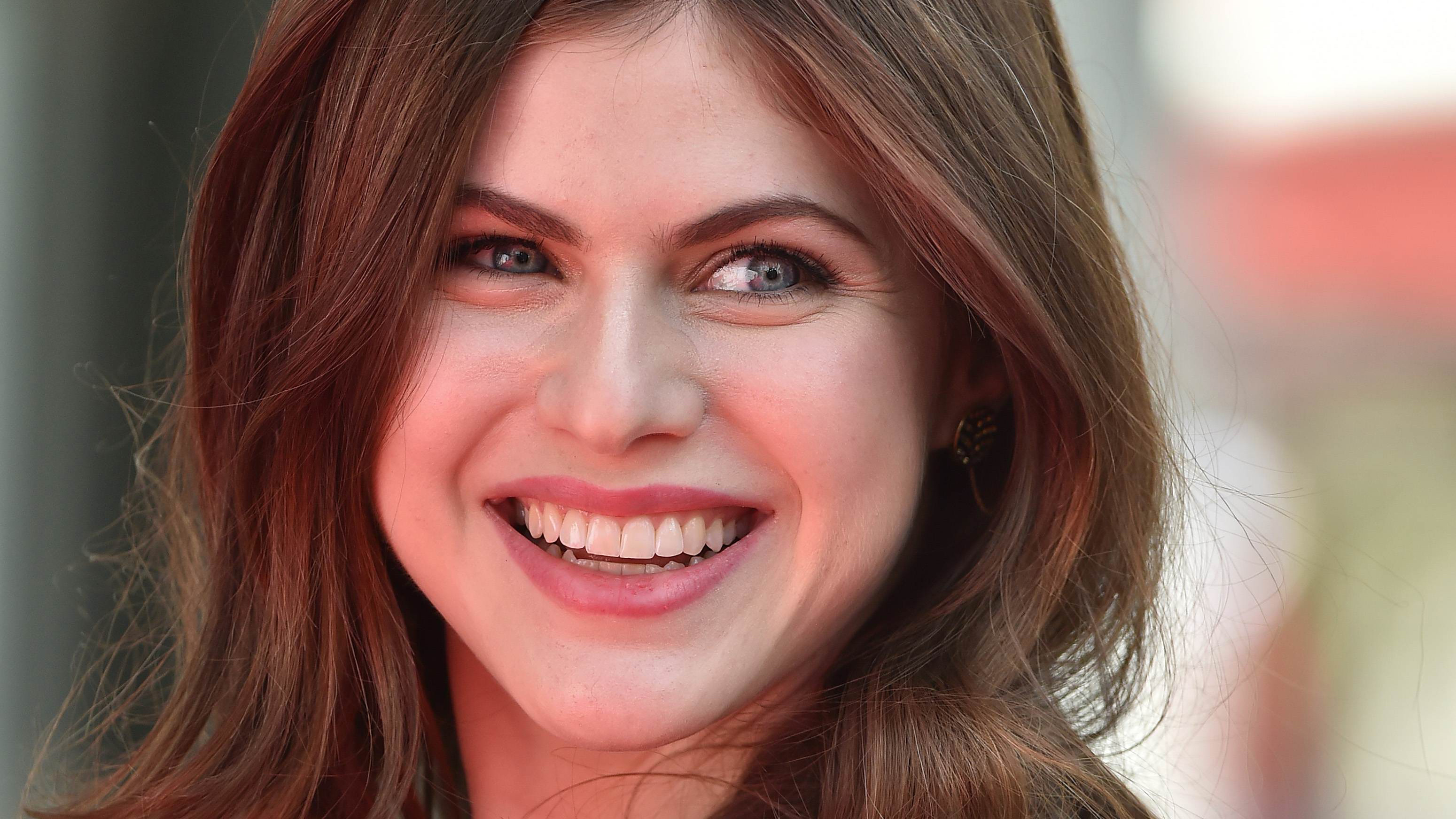 Cute Alexandra Daddario Smiling Wallpapers