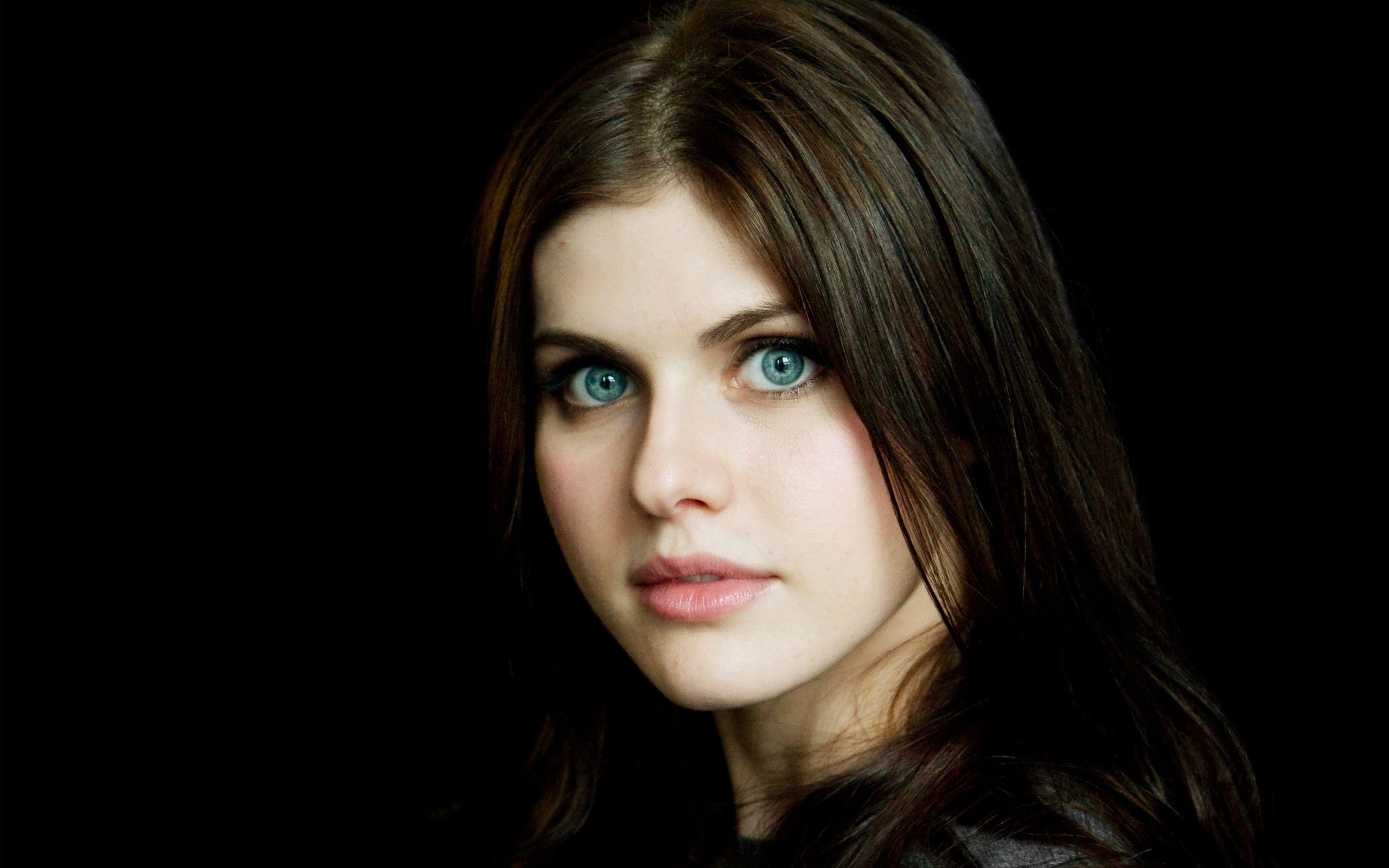 Cute Alexandra Daddario Smiling Wallpapers