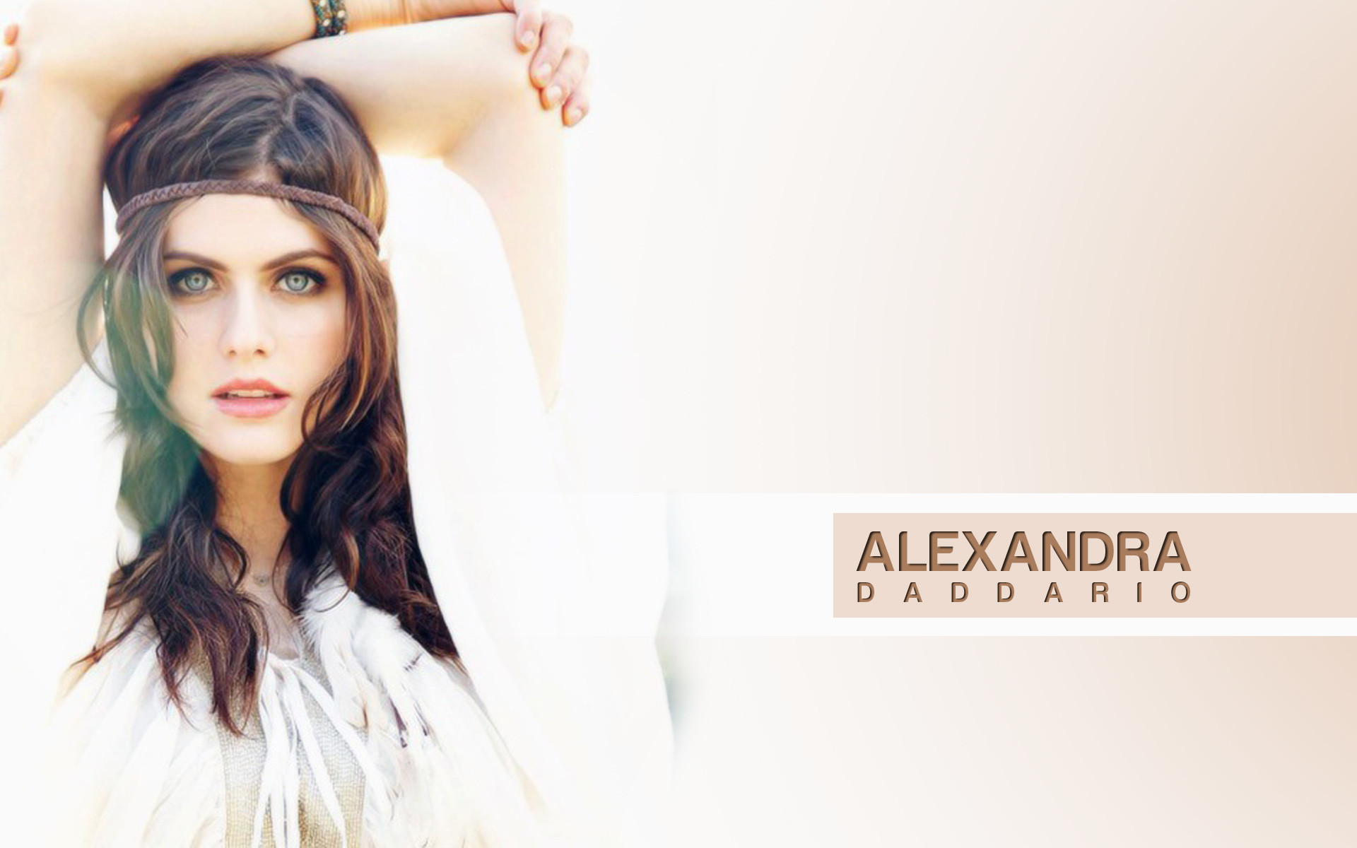 Cute Alexandra Daddario Smiling Wallpapers