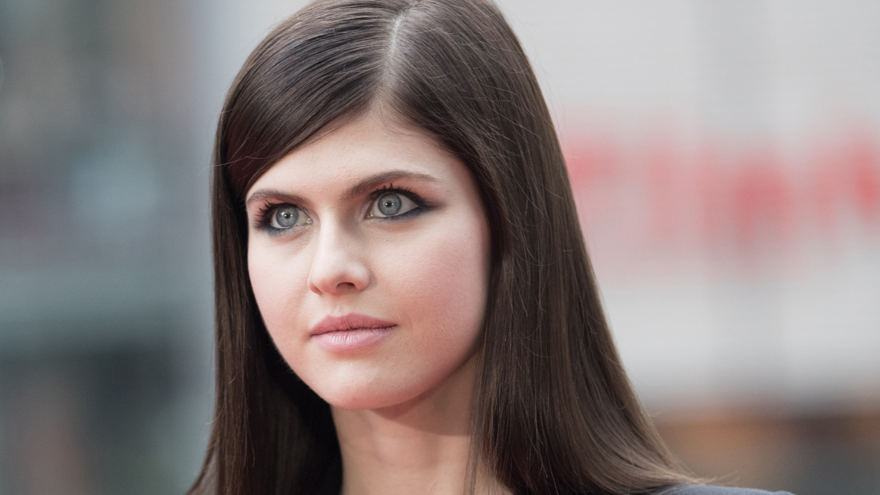 Cute Alexandra Daddario Smiling Wallpapers