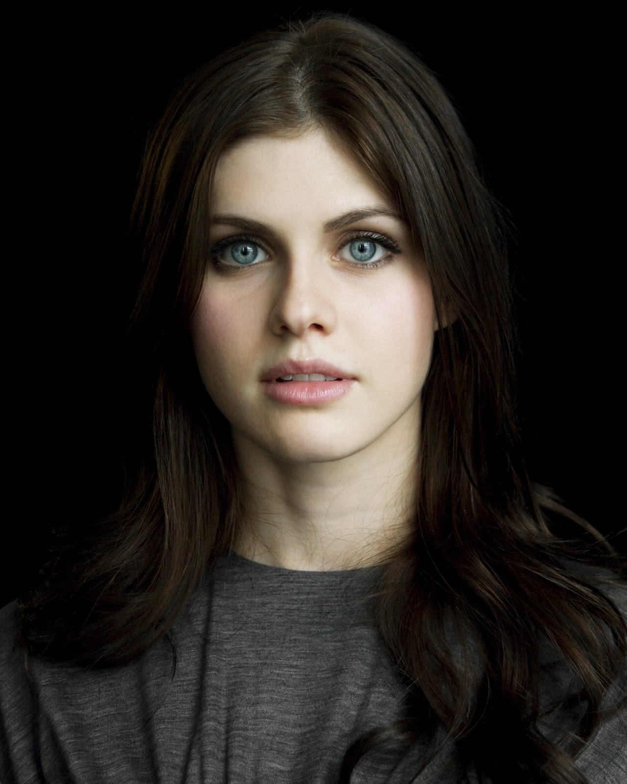 Cute Alexandra Daddario Smiling Wallpapers