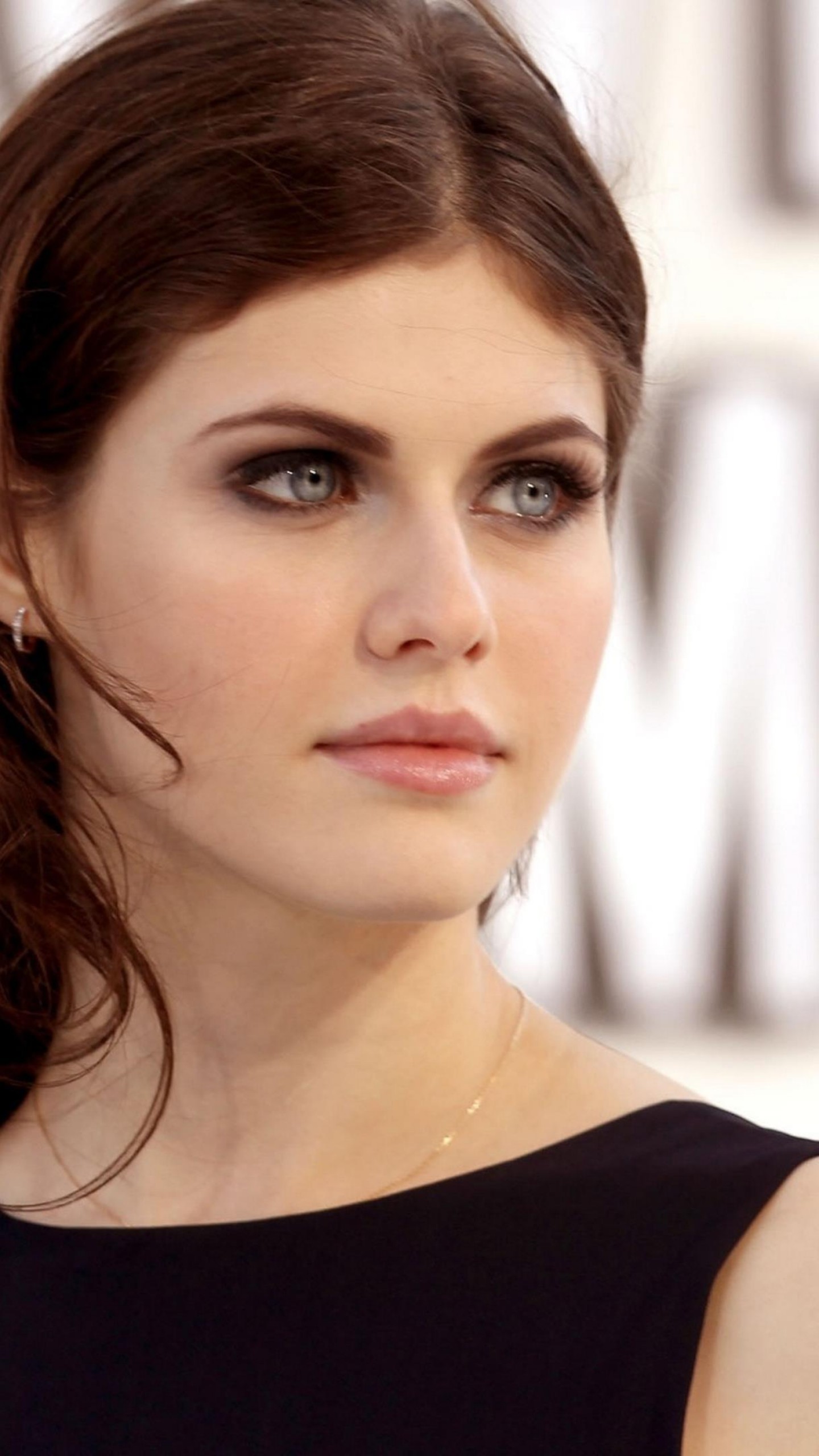 Cute Alexandra Daddario Smiling Wallpapers