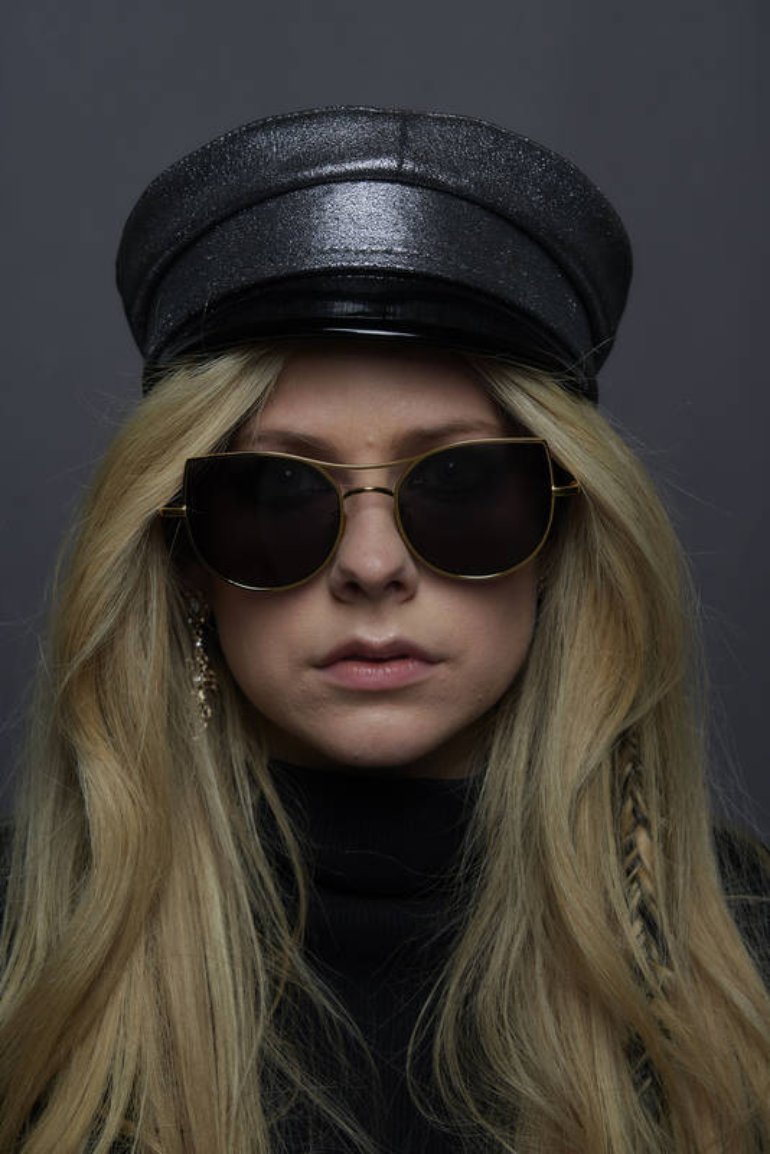 Cute Avril Lavinge in Sunglasses Wallpapers