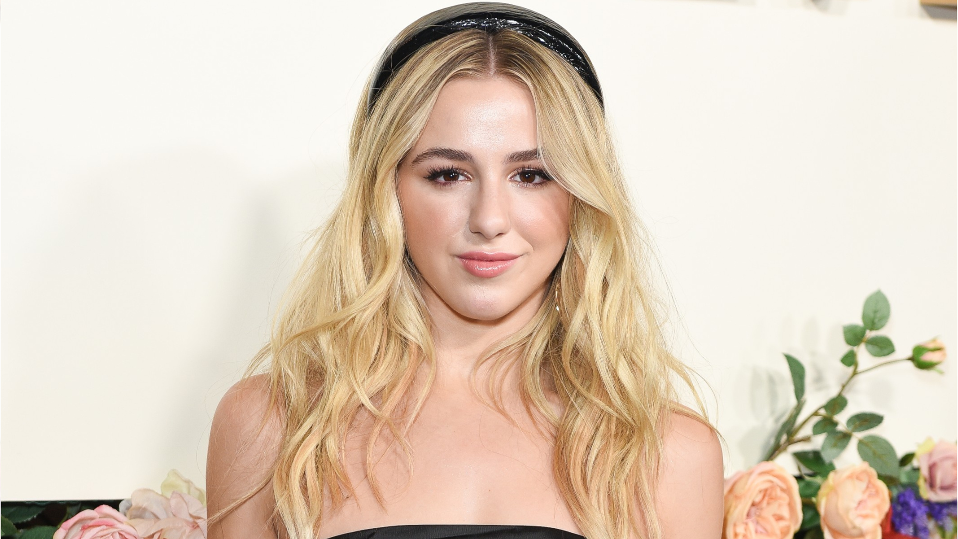 Cute Chloe Lukasiak in Black Wallpapers