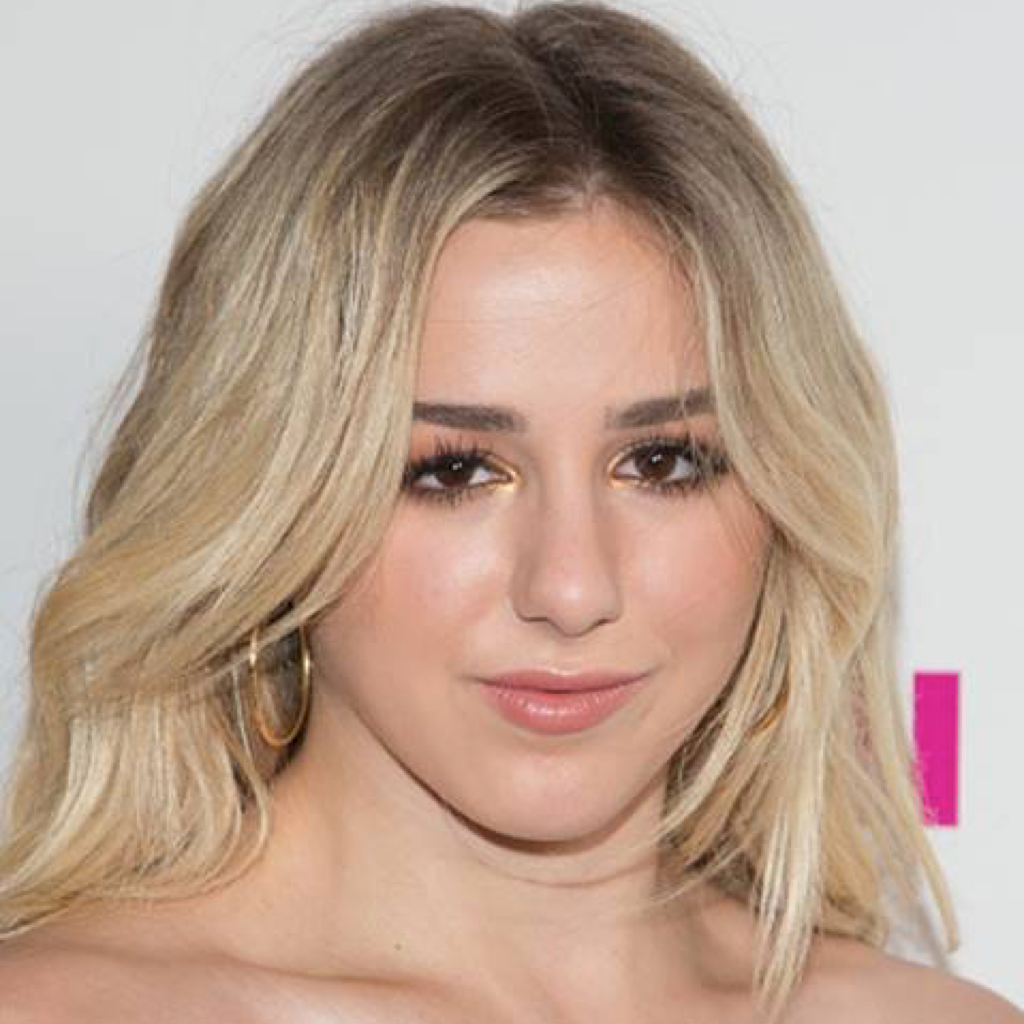 Cute Chloe Lukasiak in Black Wallpapers