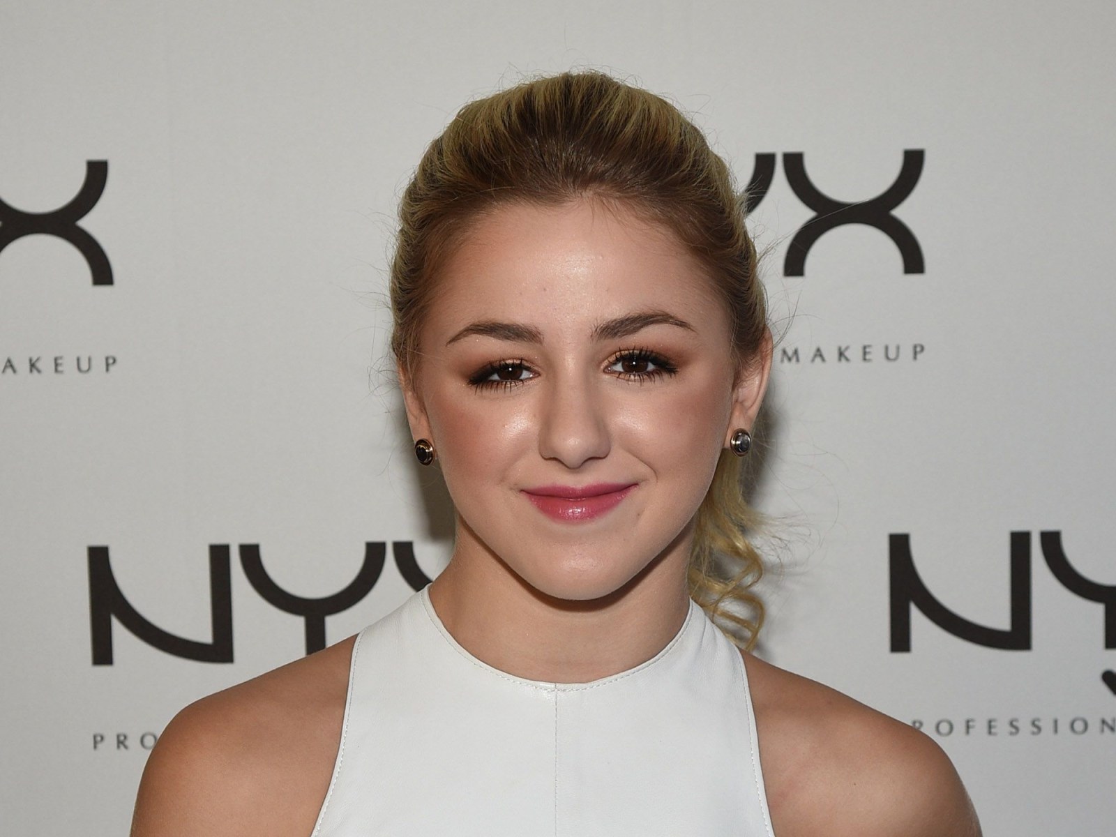 Cute Chloe Lukasiak in Black Wallpapers