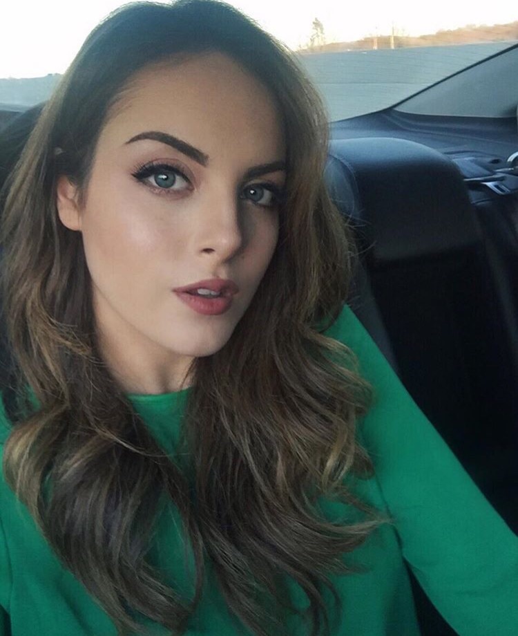 Cute Elizabeth Gillies Face Wallpapers