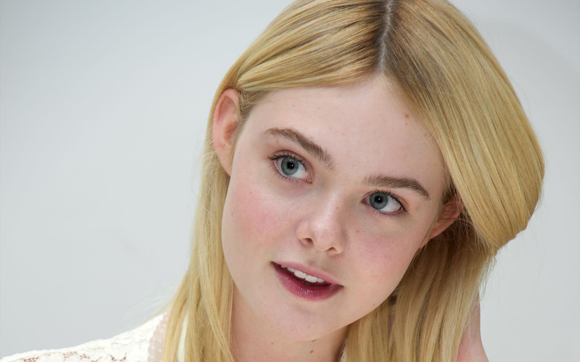 Cute Elle Fanning Wallpapers