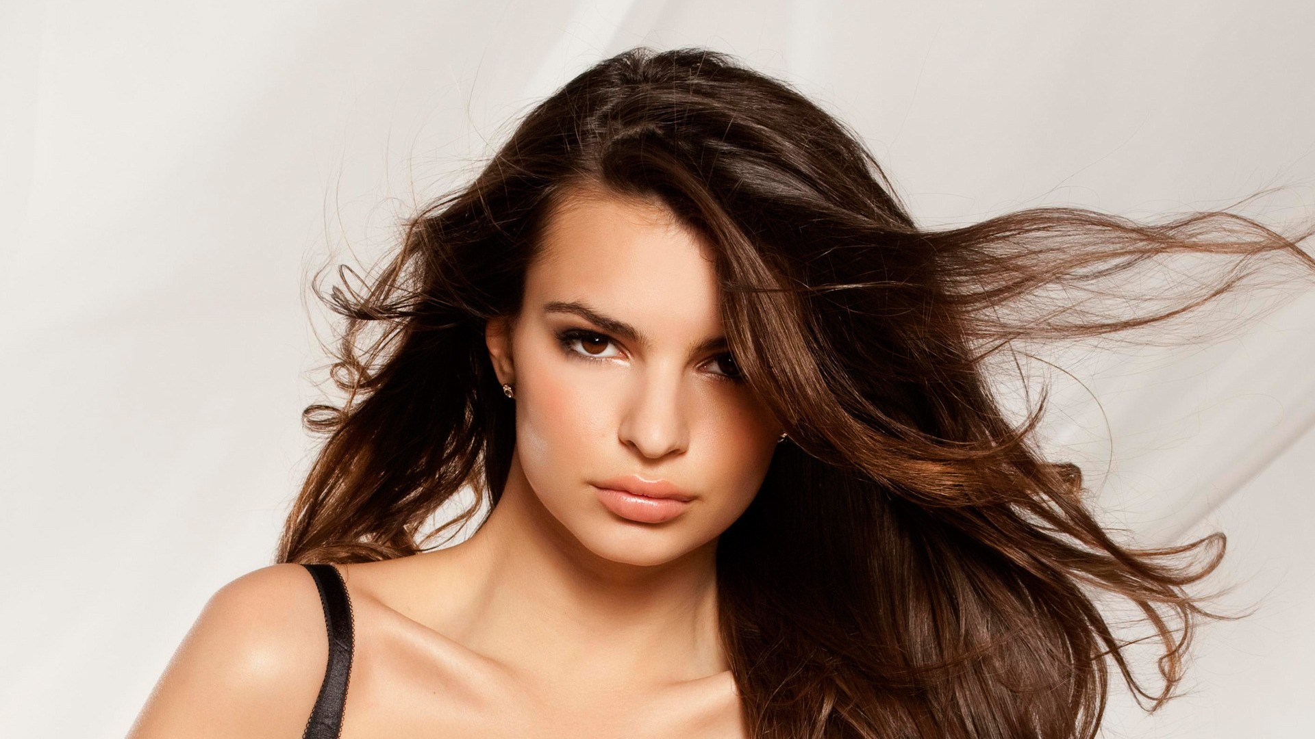 Cute Emily Ratajkowski Still Wallpapers