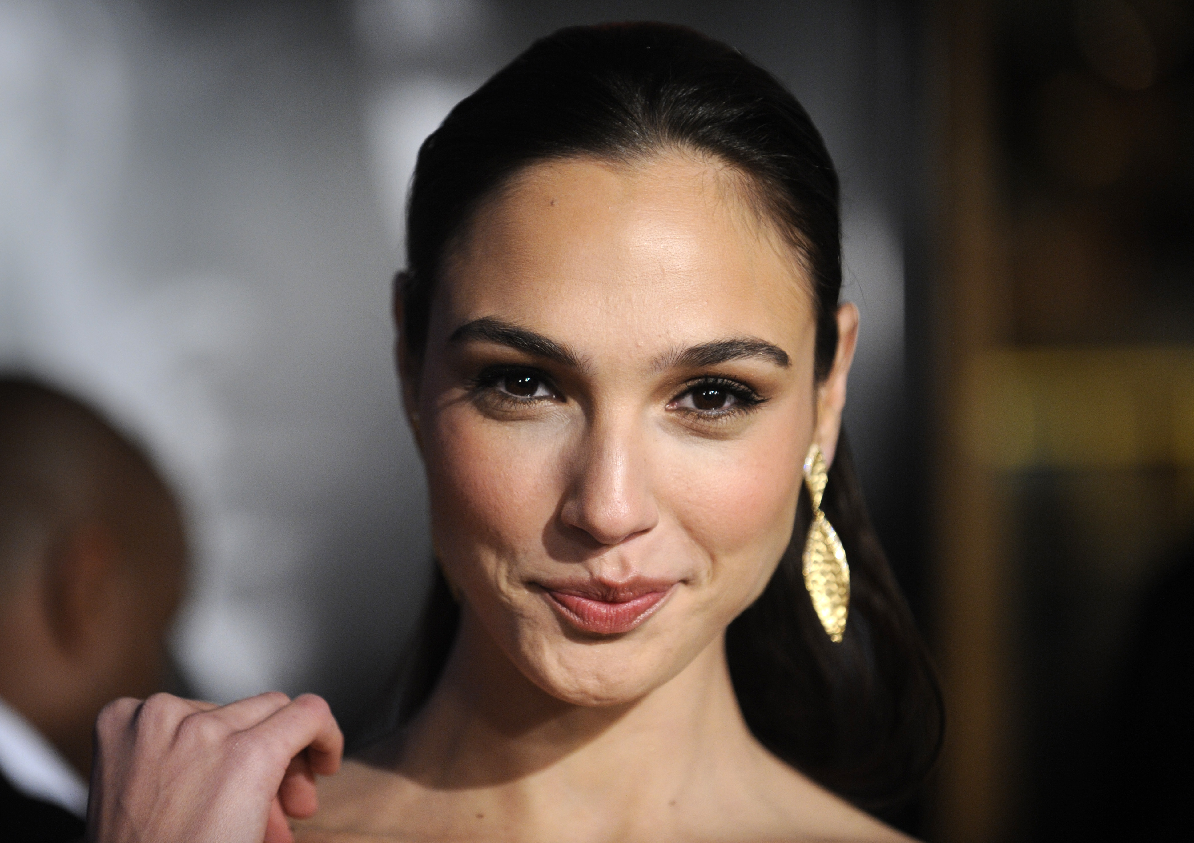 Cute Gal Gadot Smiling Wallpapers