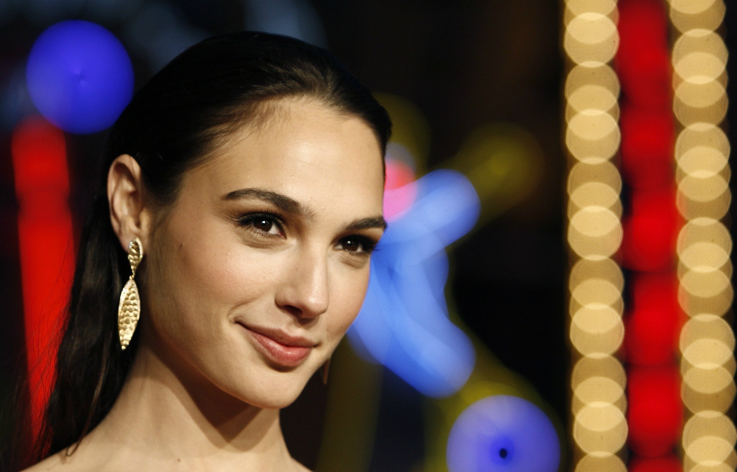 Cute Gal Gadot Smiling Wallpapers