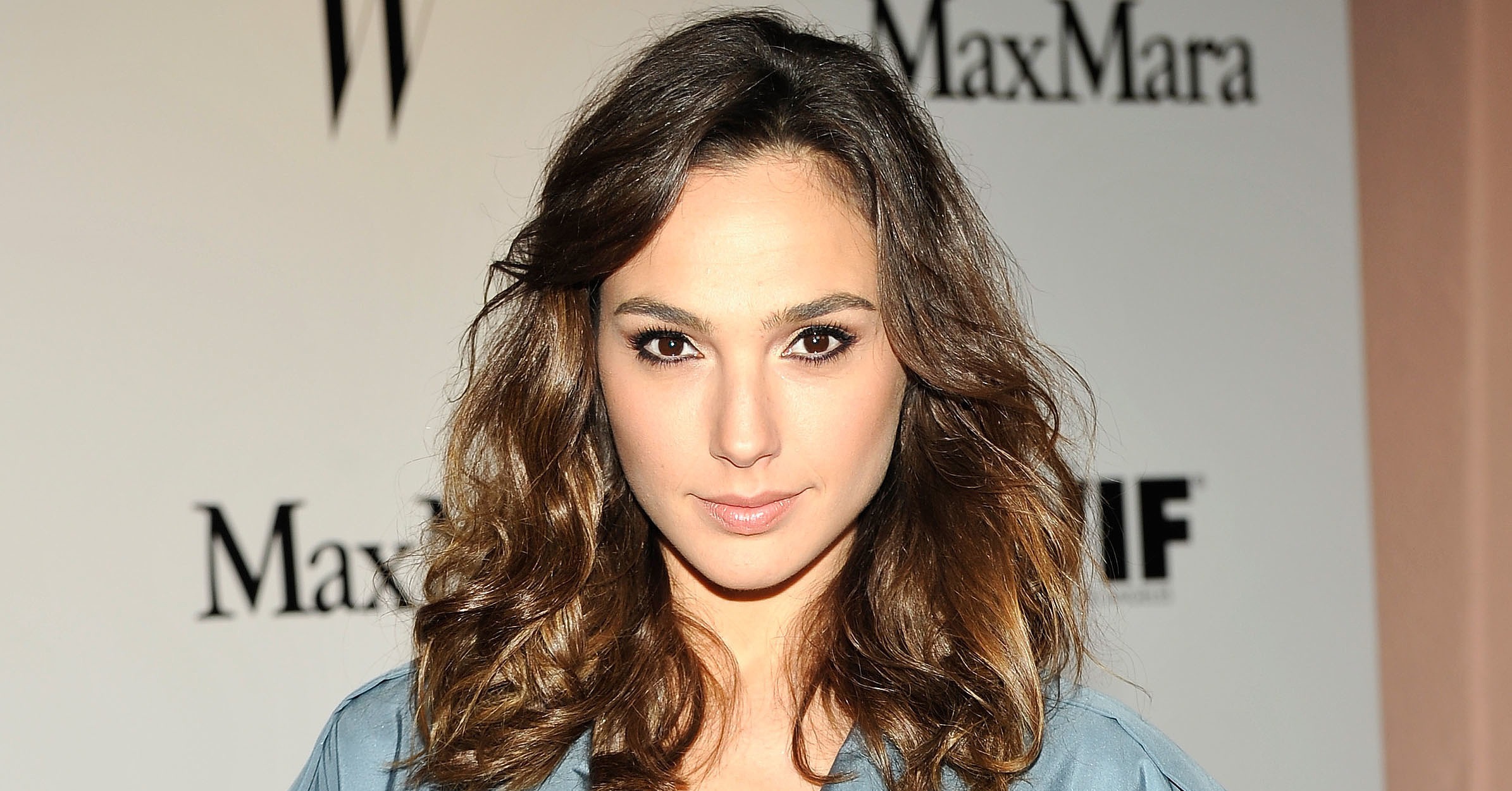 Cute Gal Gadot Smiling Wallpapers