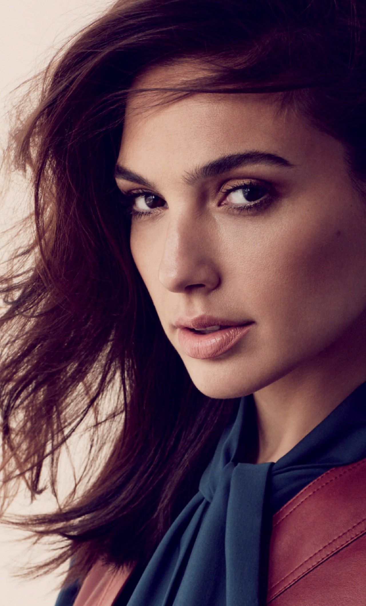 Cute Gal Gadot Smiling Wallpapers