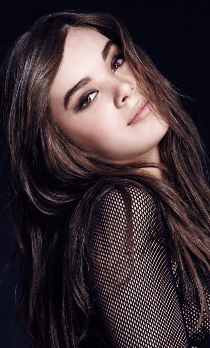 Cute Hailee Steinfeld in Black Wallpapers