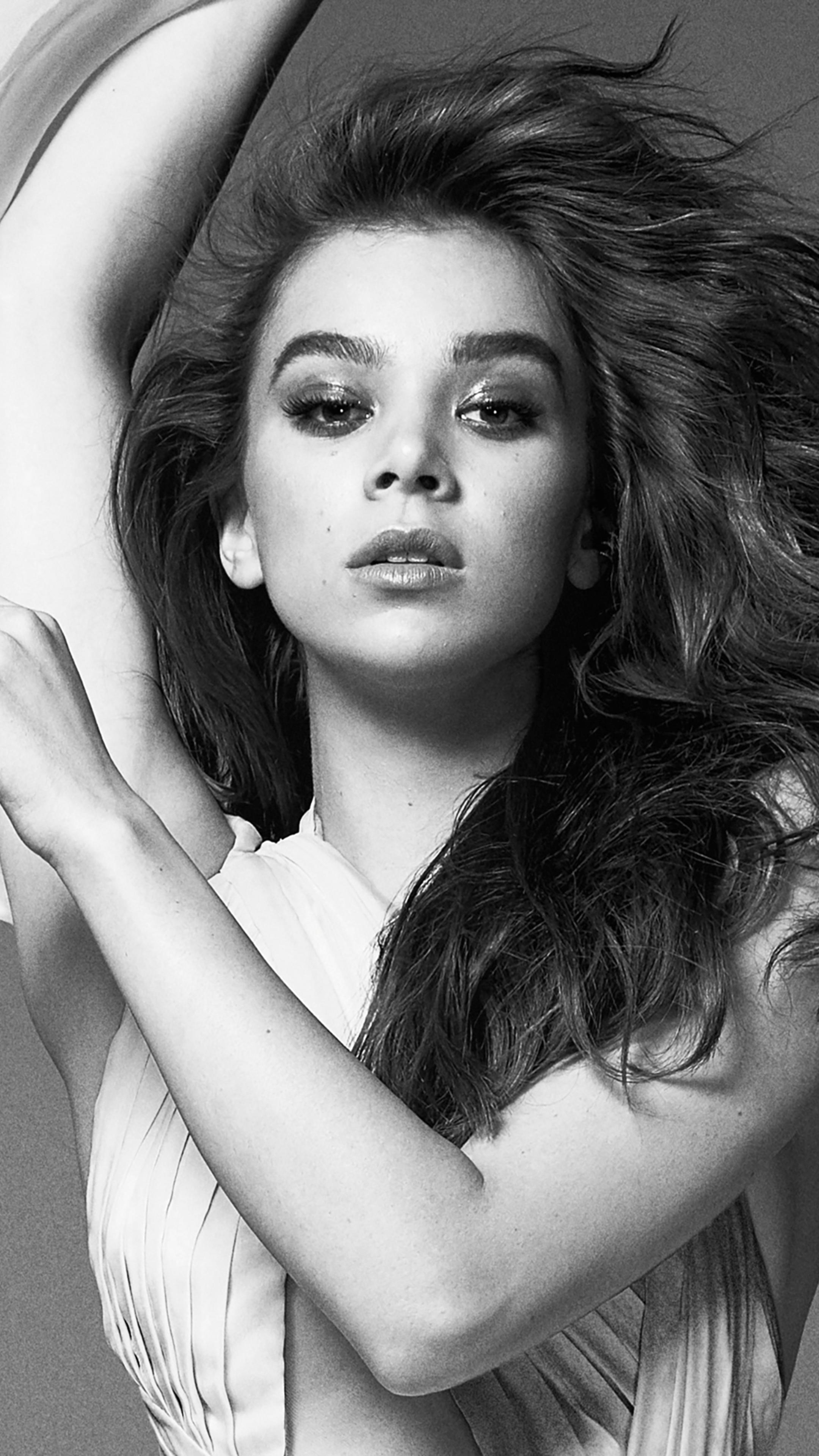 Cute Hailee Steinfeld in Black Wallpapers