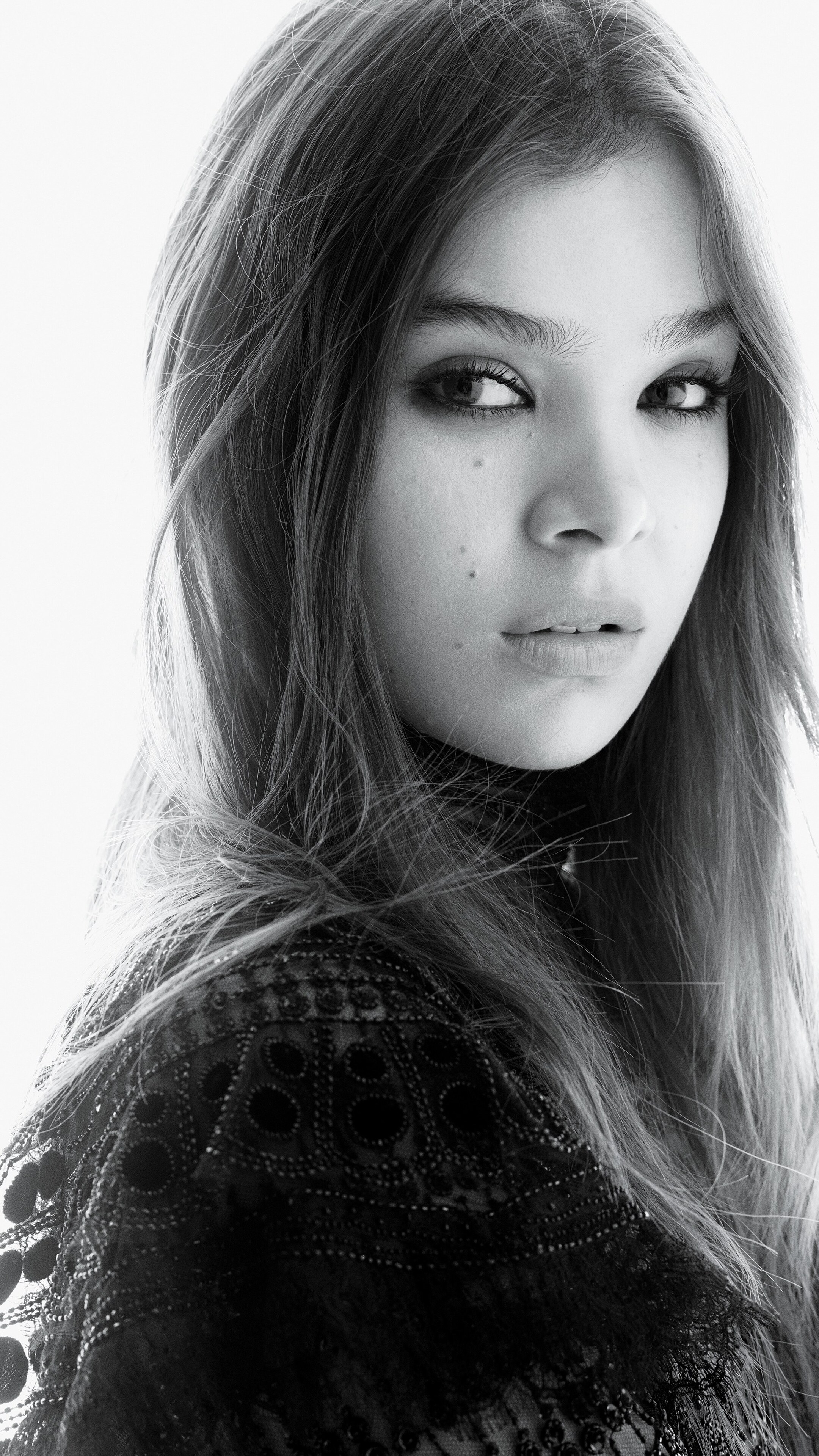 Cute Hailee Steinfeld in Black Wallpapers