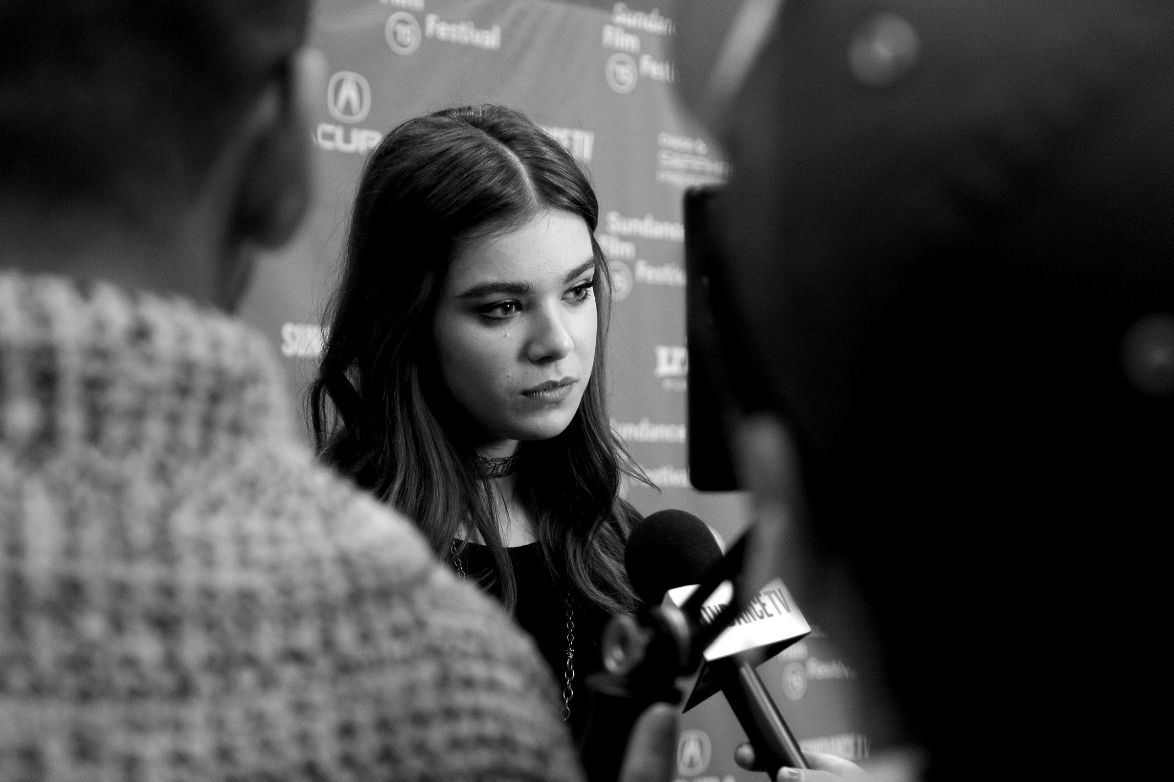 Cute Hailee Steinfeld in Black Wallpapers