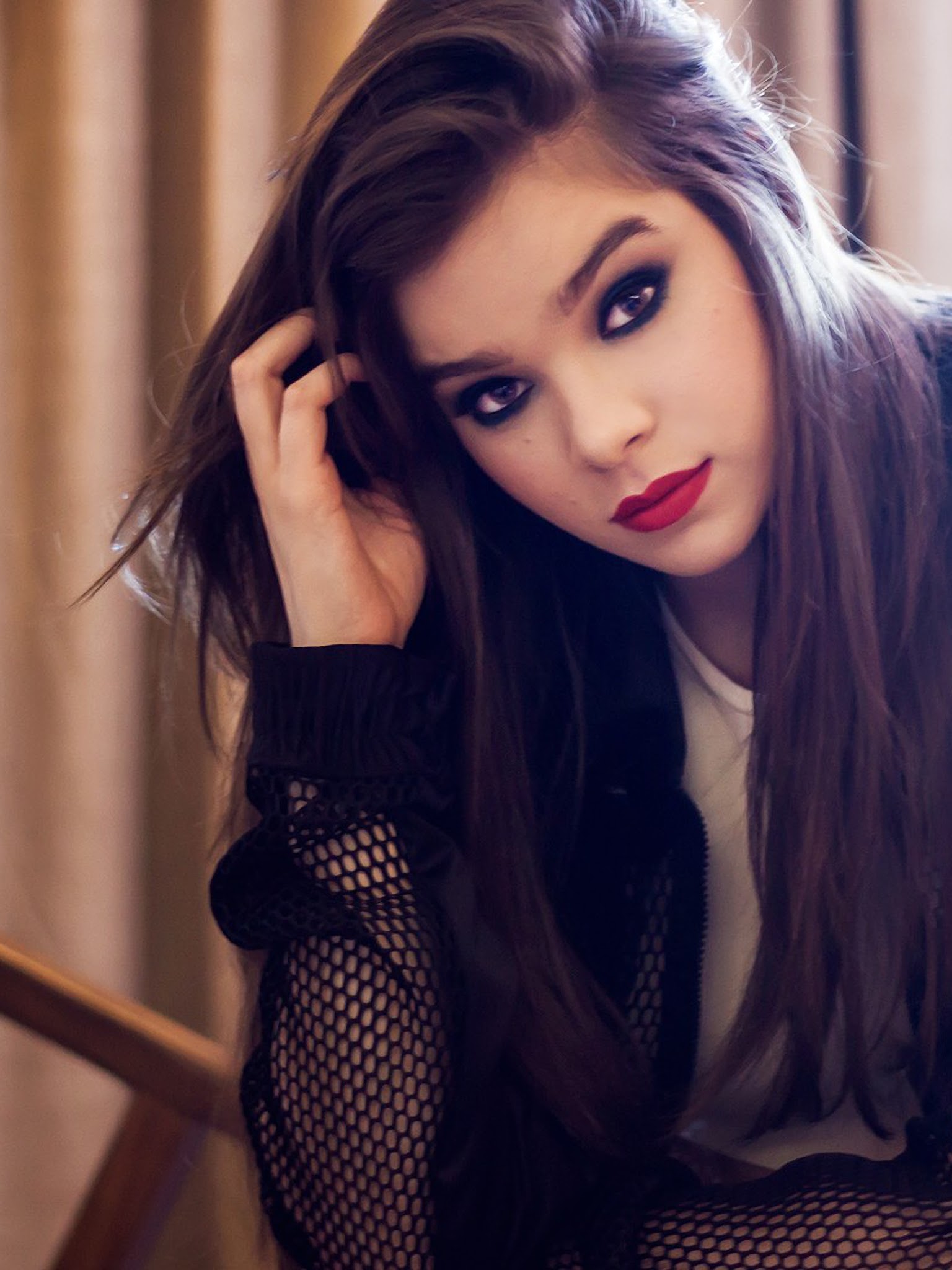 Cute Hailee Steinfeld in Black Wallpapers