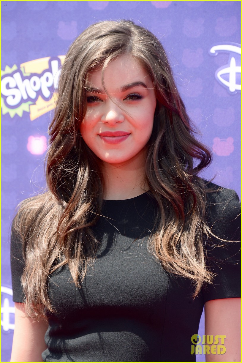 Cute Hailee Steinfeld in Black Wallpapers