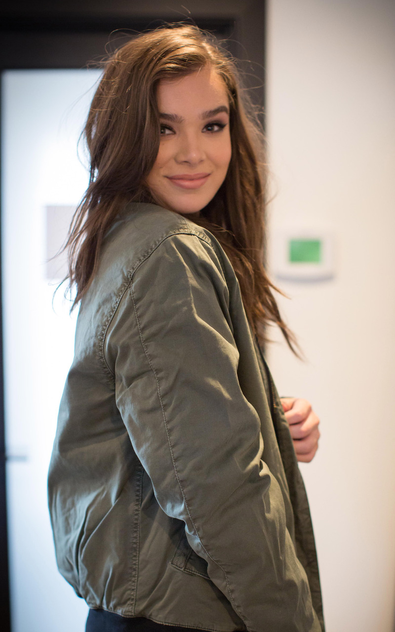 Cute Hailee Steinfeld Smiling Wallpapers