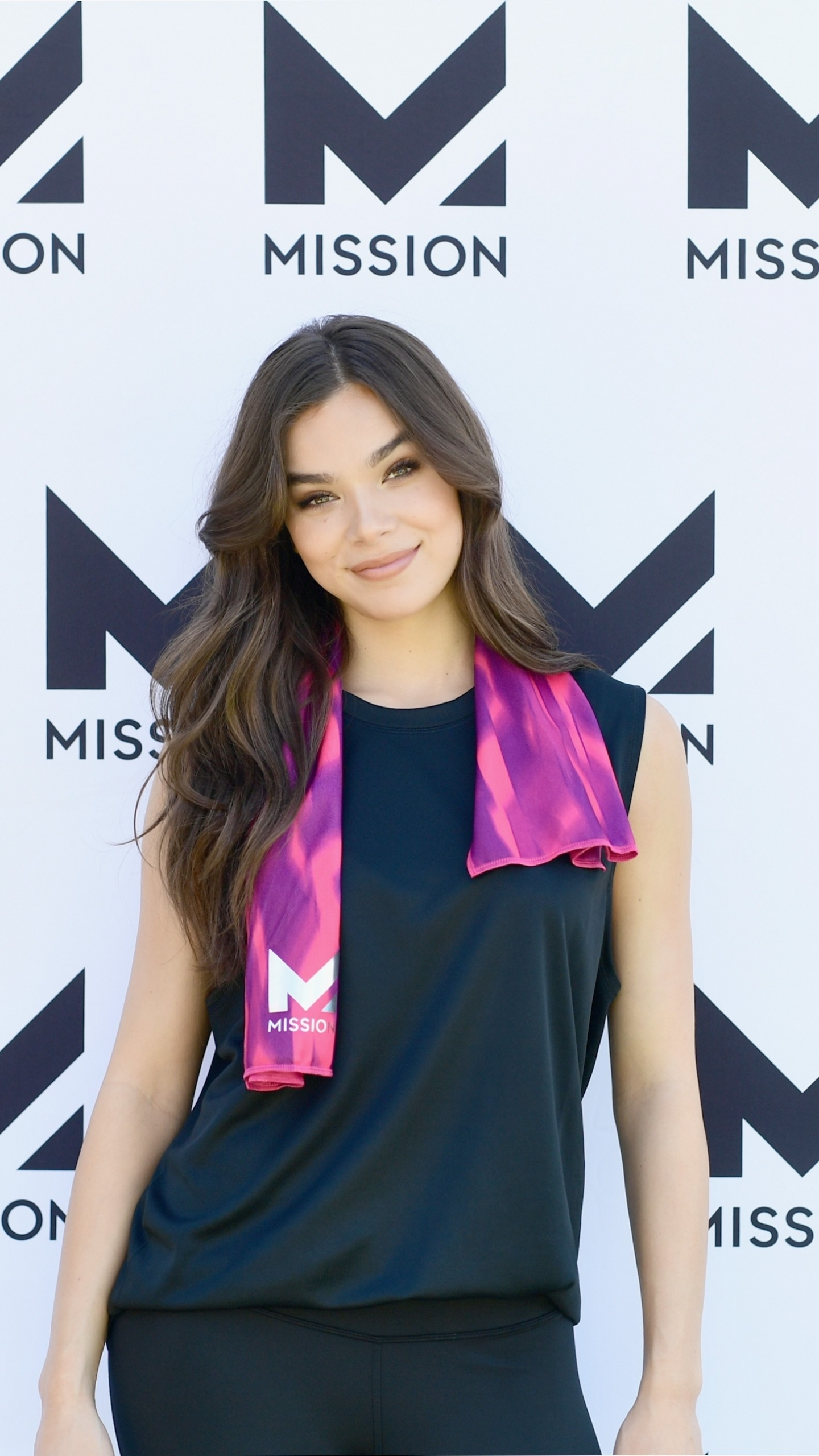 Cute Hailee Steinfeld Smiling Wallpapers