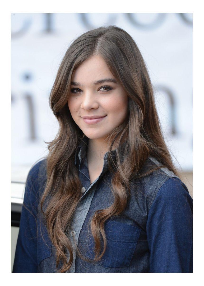 Cute Hailee Steinfeld Smiling Wallpapers