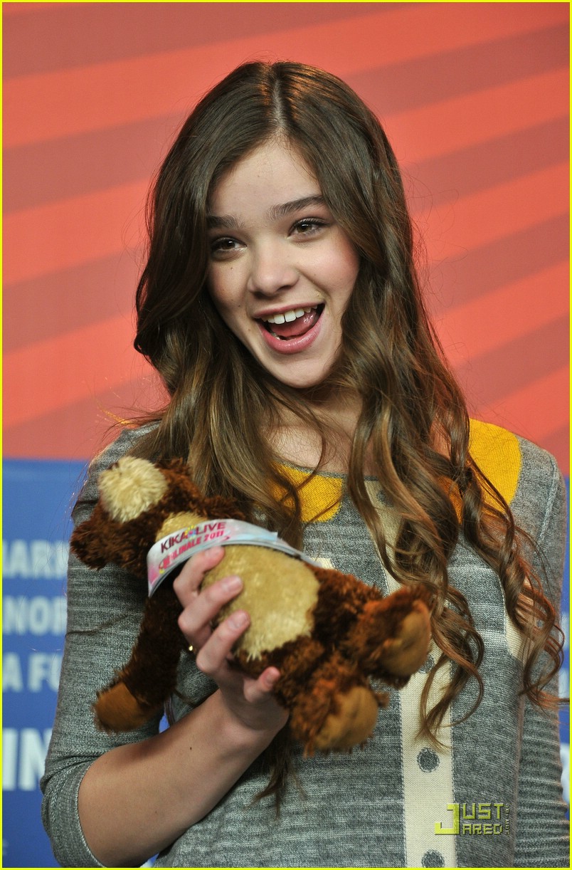 Cute Hailee Steinfeld Smiling Wallpapers