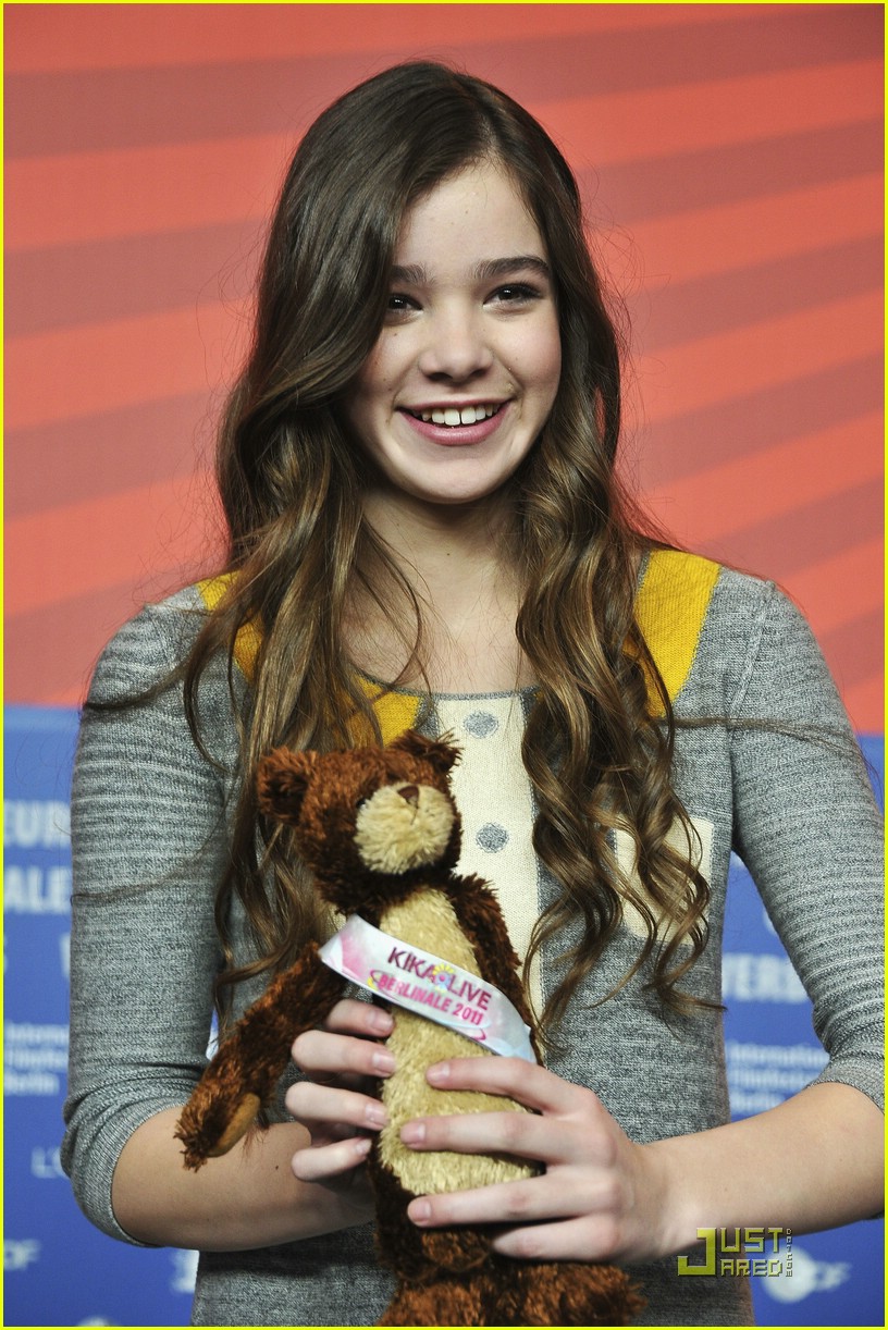 Cute Hailee Steinfeld Smiling Wallpapers