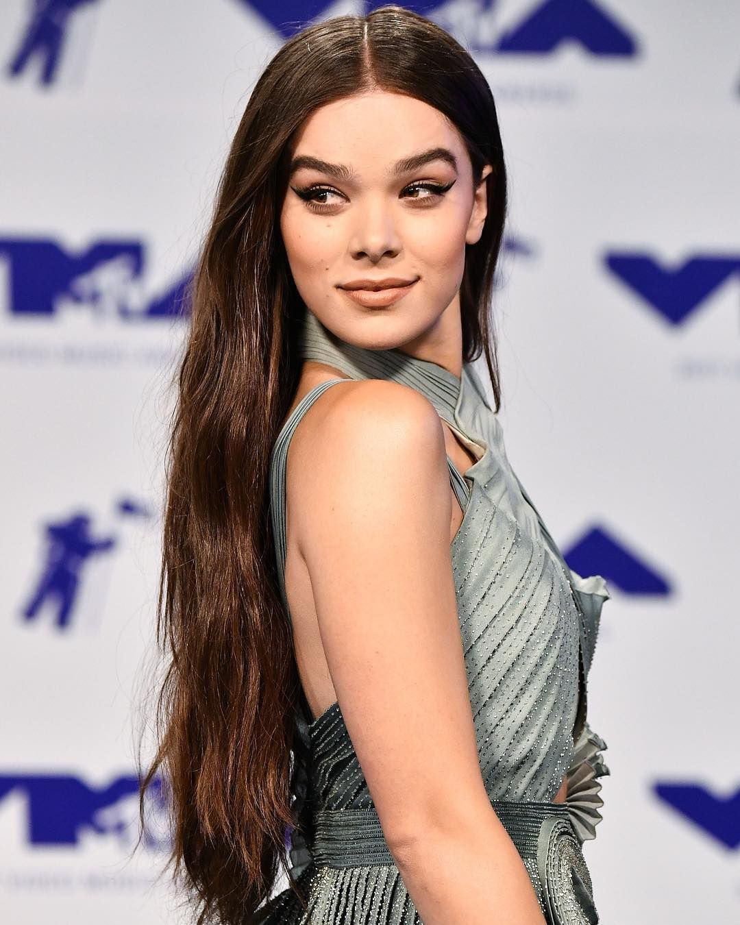 Cute Hailee Steinfeld Smiling Wallpapers