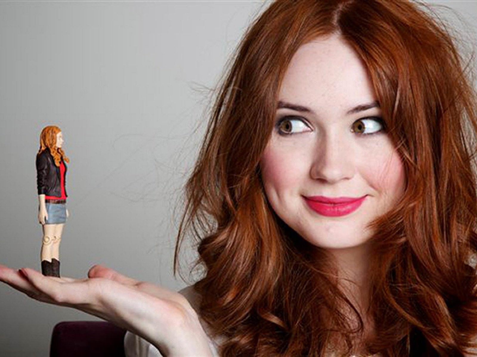 Cute Karen Gillian Wallpapers