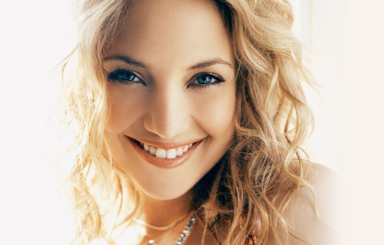 Cute Kate Hudson Smiling Wallpapers