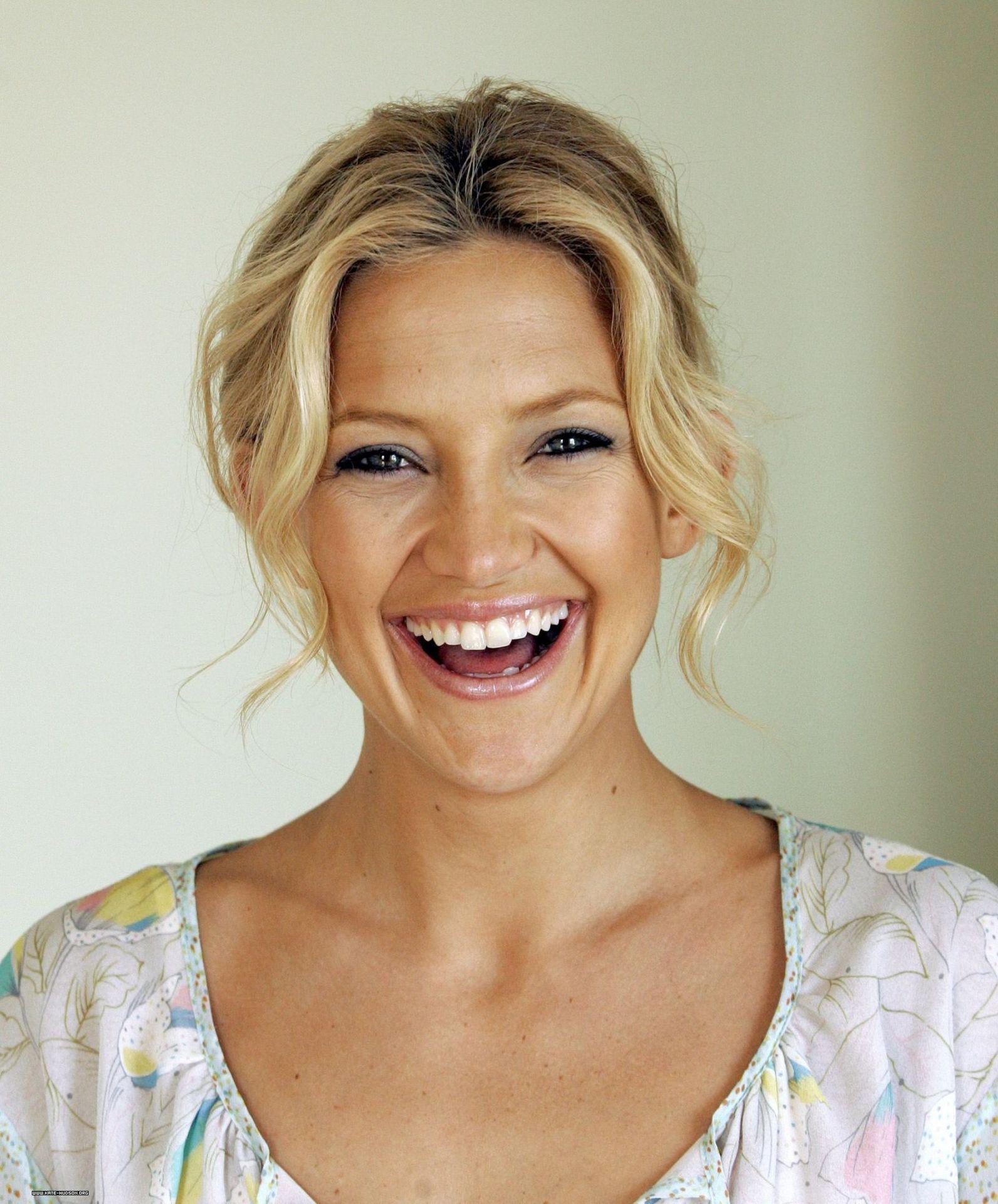 Cute Kate Hudson Smiling Wallpapers