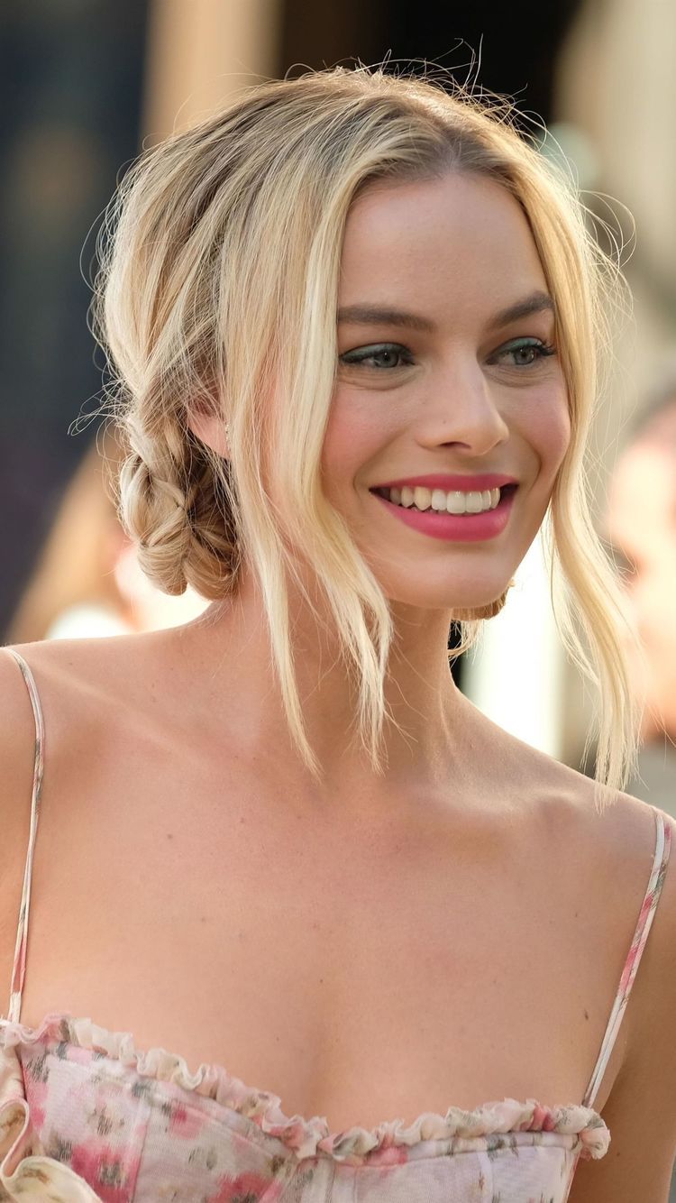 Cute Margot Robbie Wallpapers