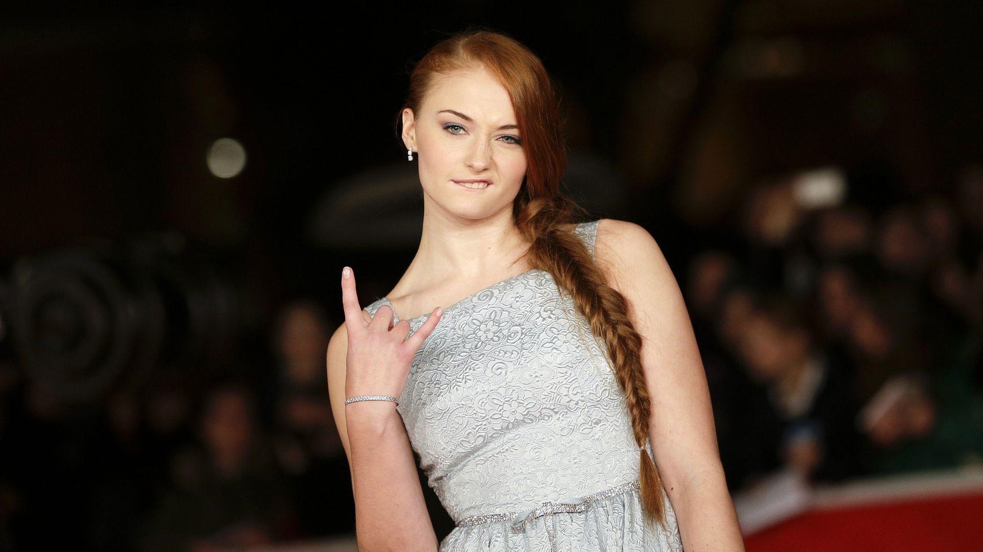 Cute Sophie Turner Black Dress Wallpapers