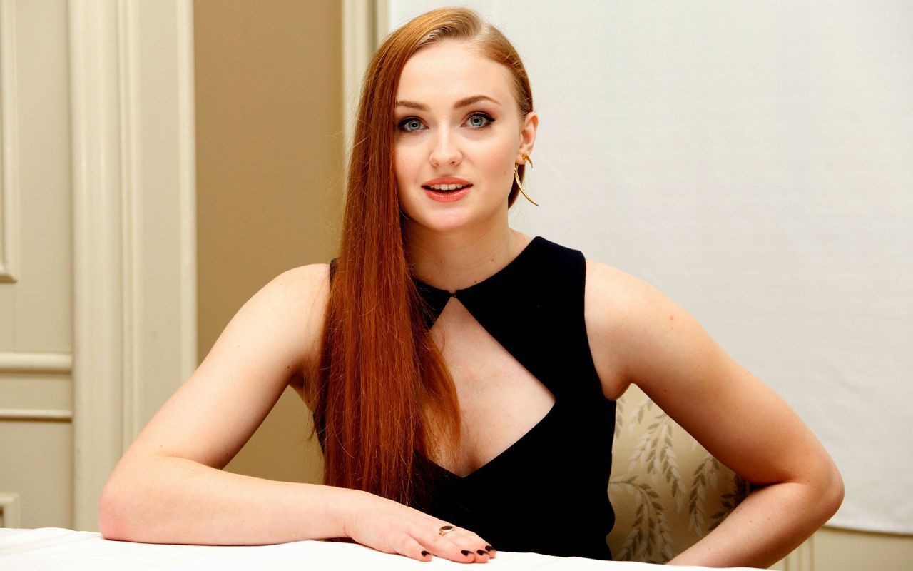 Cute Sophie Turner Black Dress Wallpapers