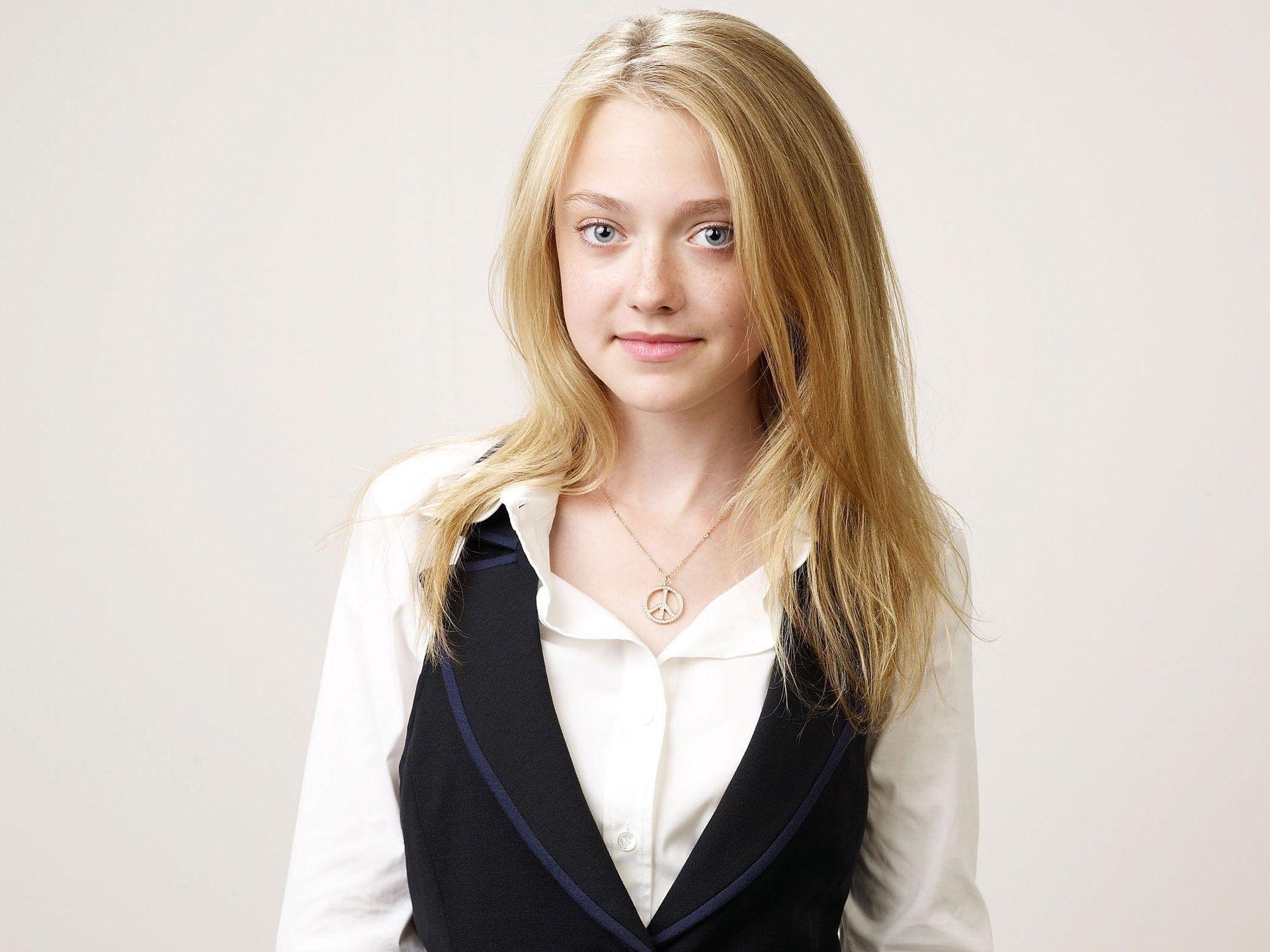 Dakota Fanning Vogue Wallpapers