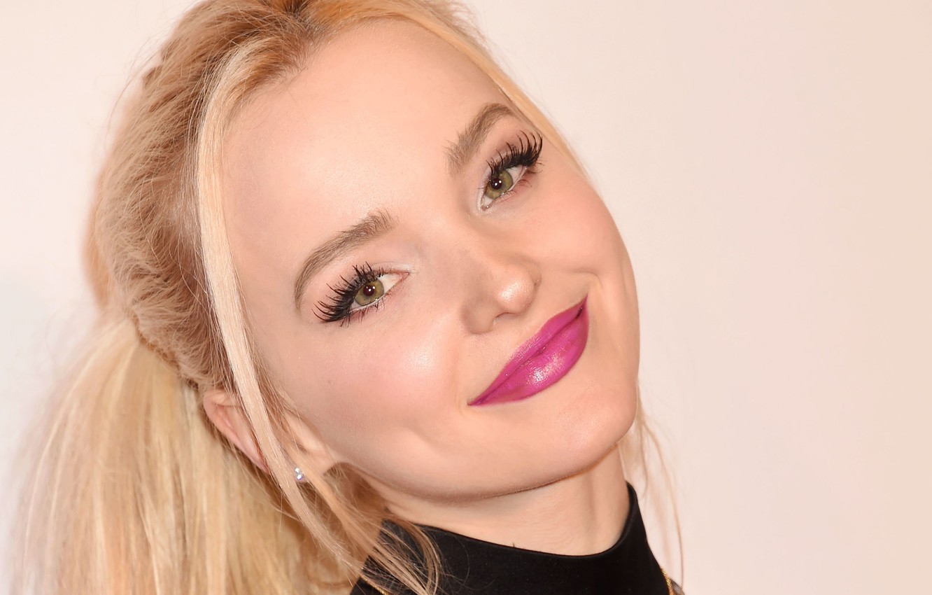 Dove Cameron Face Wallpapers