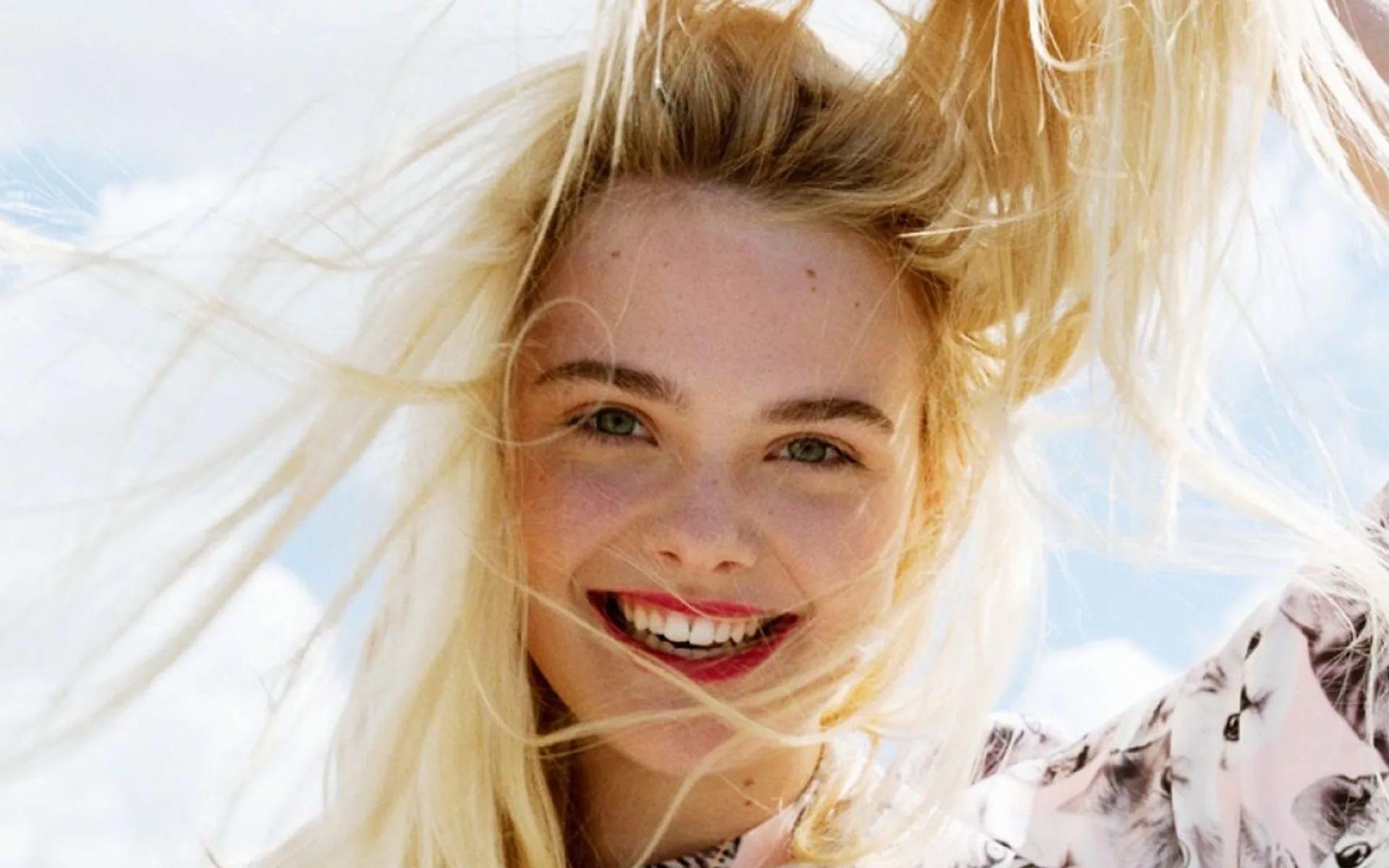 Elle Fanning Laughing Wallpapers