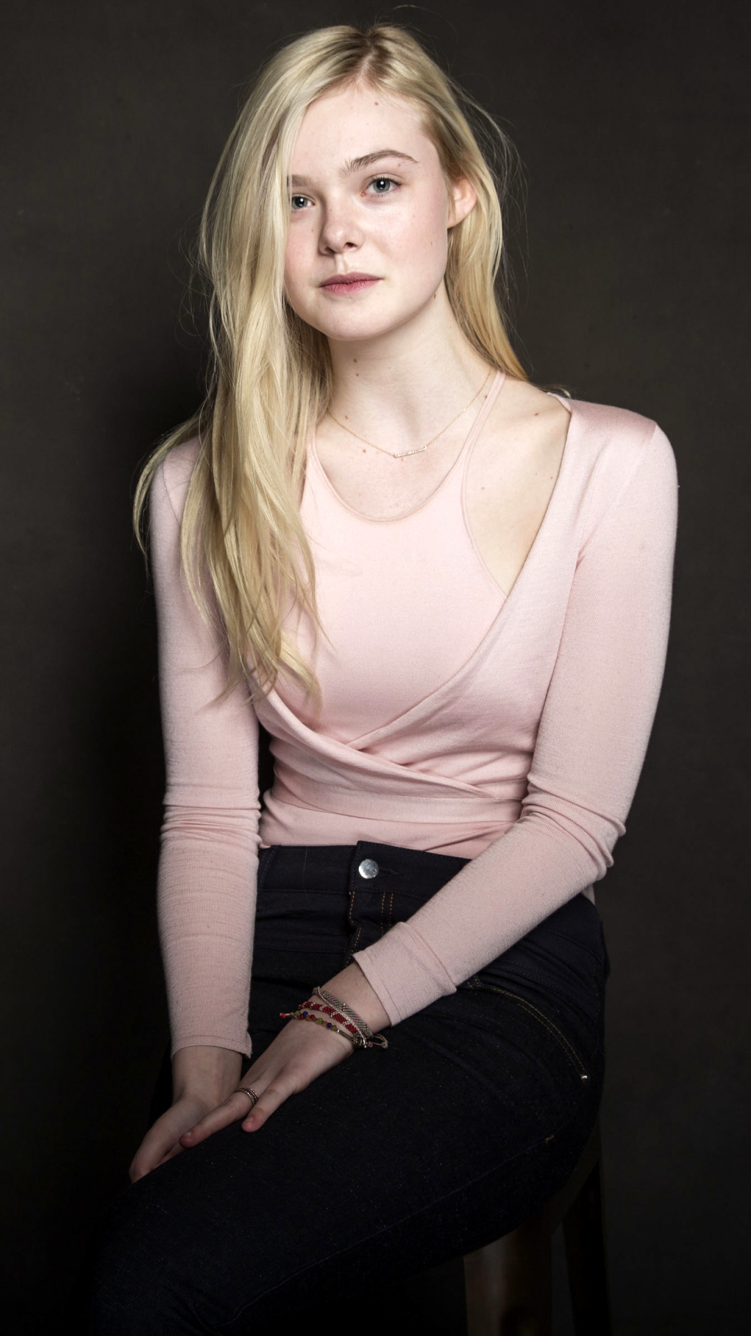 Elle Fanning Laughing Wallpapers