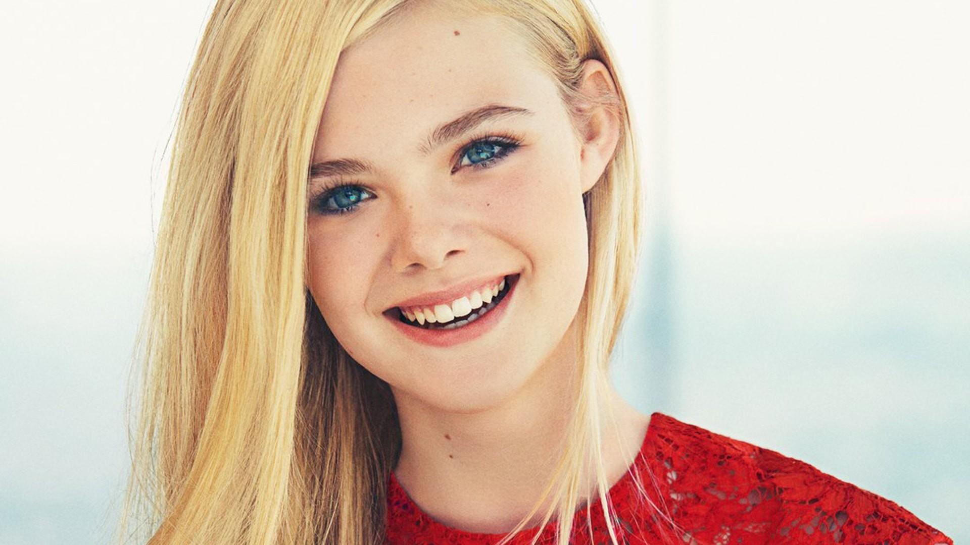 Elle Fanning Laughing Wallpapers