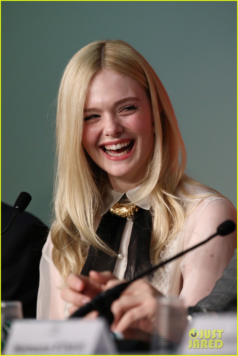 Elle Fanning Laughing Wallpapers