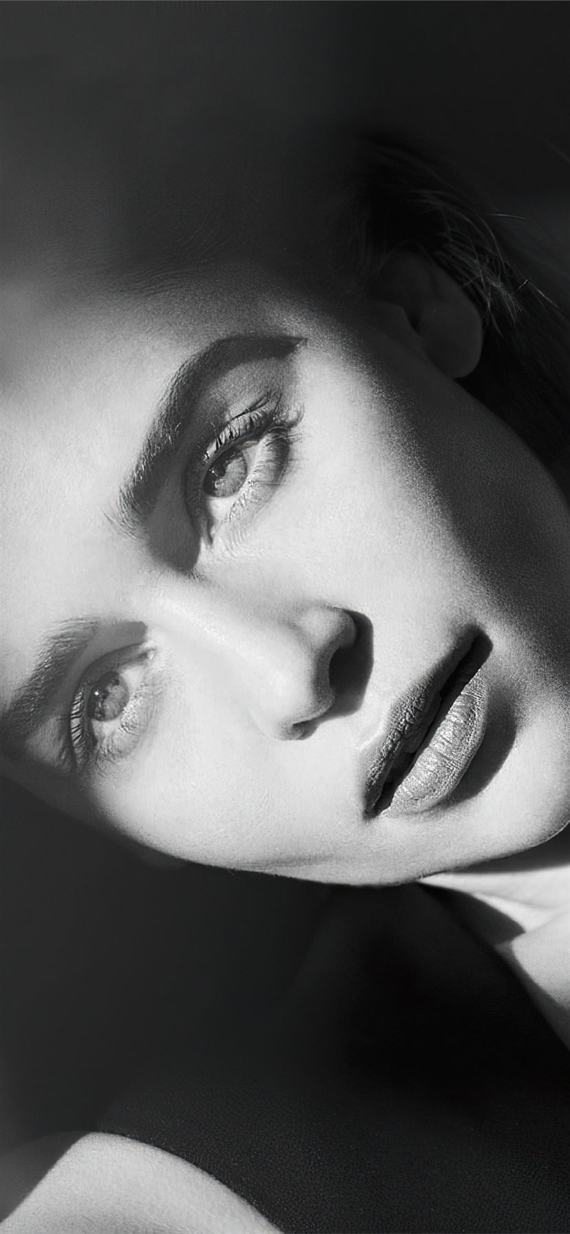 Emilia Clarke Beautiful Eyes Wallpapers