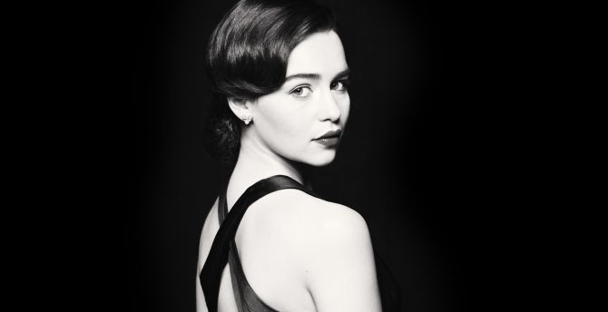 Emilia Clarke in Black Wallpapers