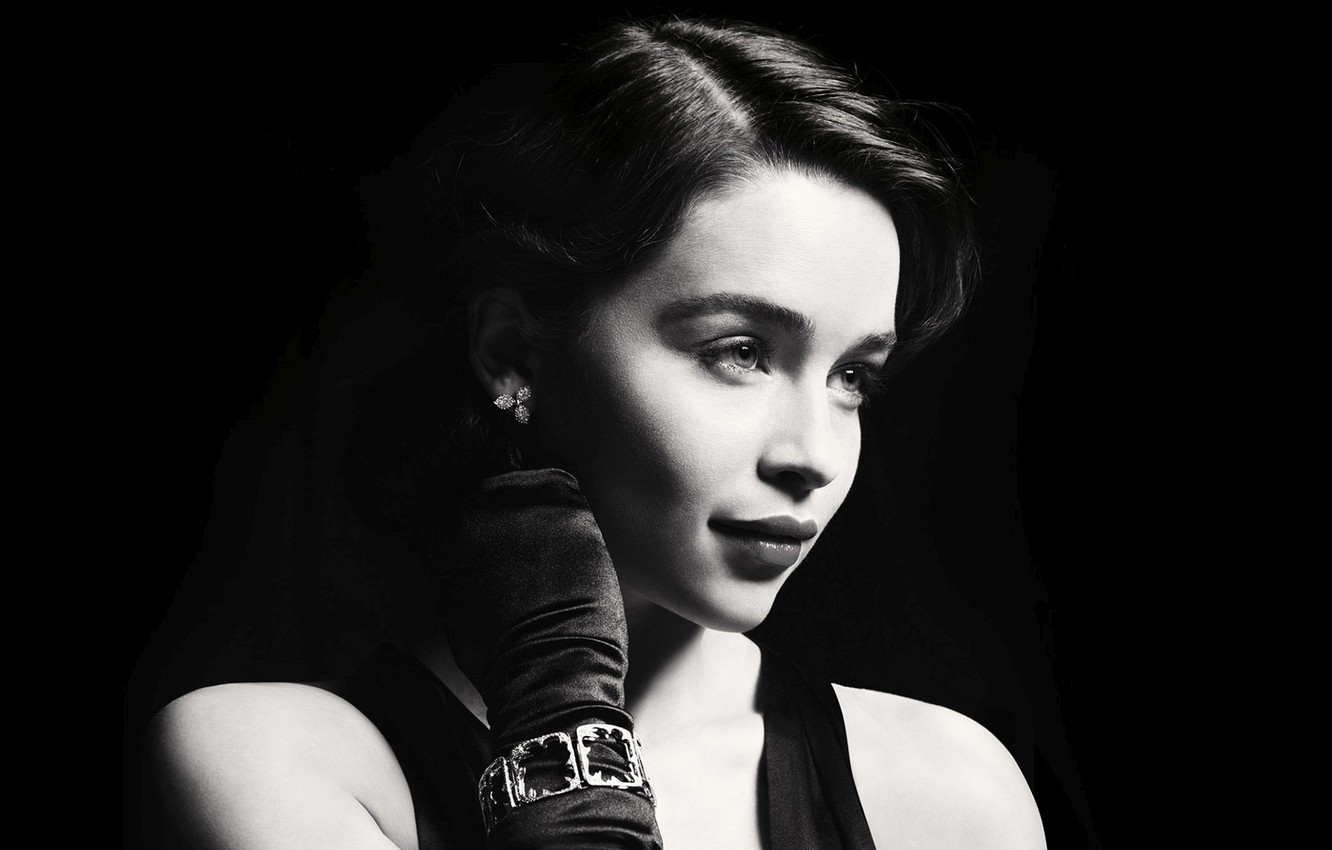 Emilia Clarke in Black Wallpapers